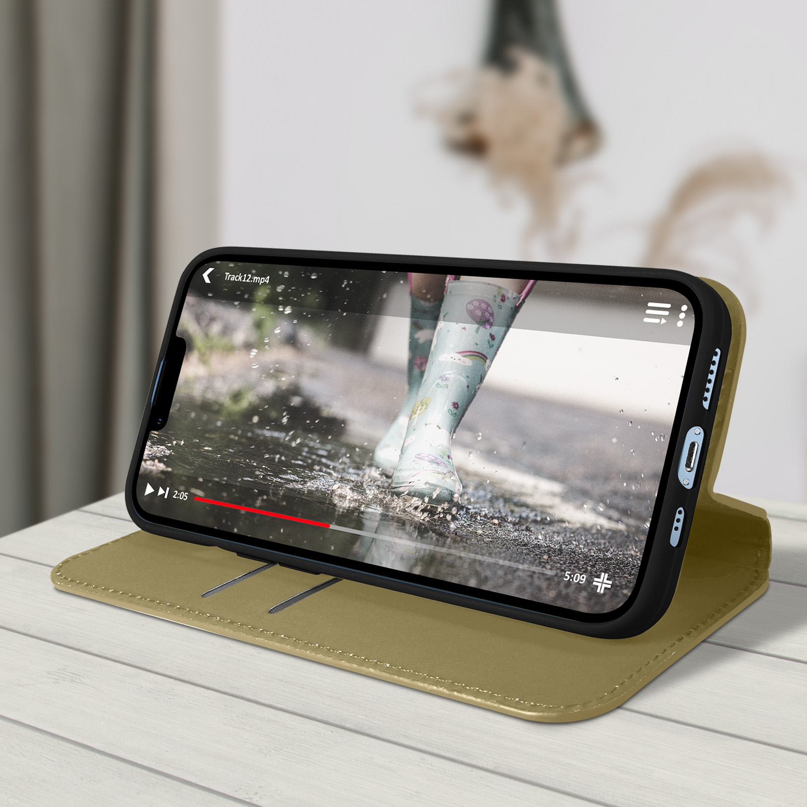 Telefoon met video van laarzen in water, op een hoesje.
