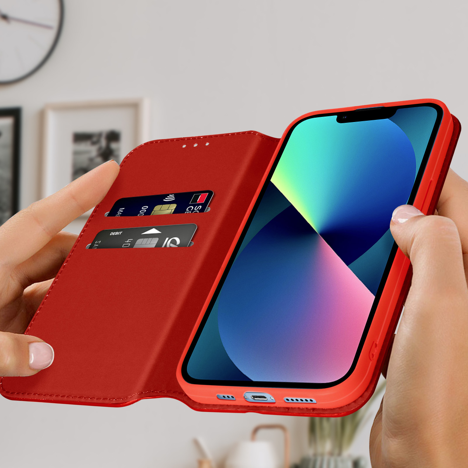 Un étui de téléphone rouge avec un téléphone à l'intérieur. L'étui a des fentes pour cartes et est ouvert.