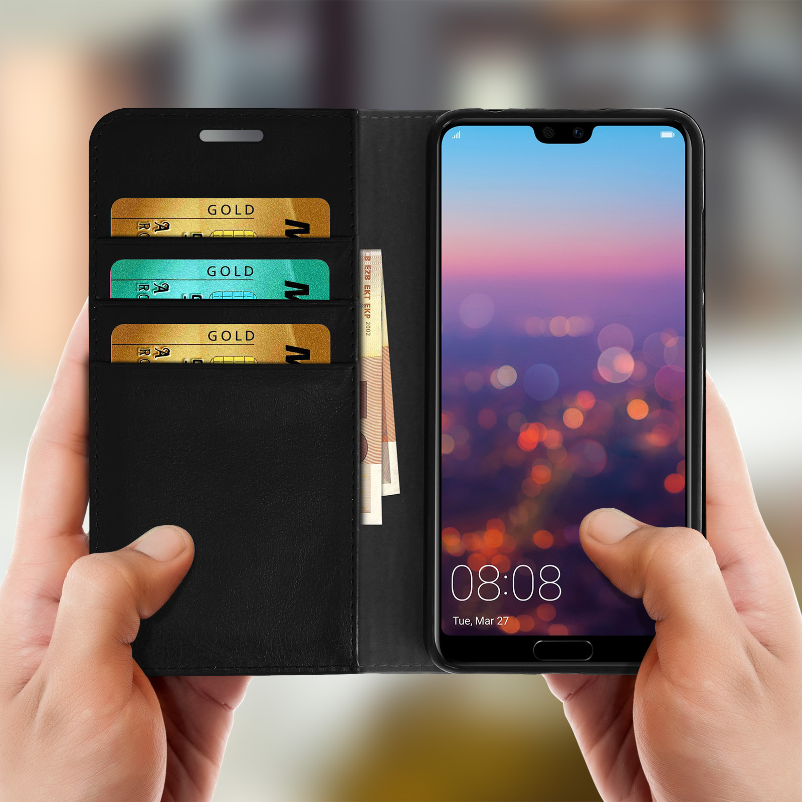 Un telefono in una custodia a portafoglio nera, tenuto in mano. Carte di credito e contanti visibili.