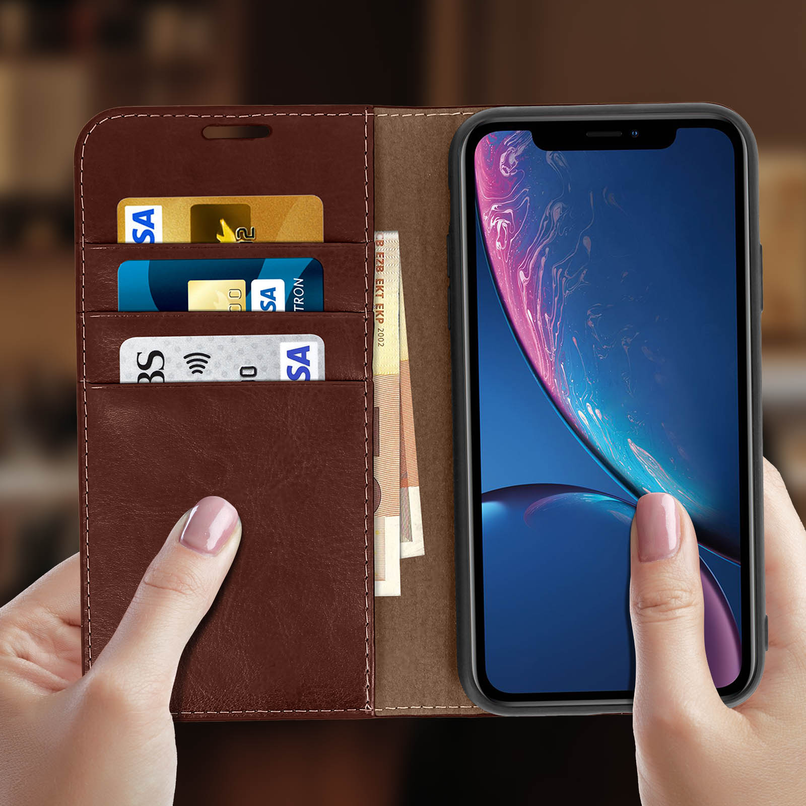 Custodia a portafoglio in pelle marrone aperta con carte e denaro, che tiene un telefono.