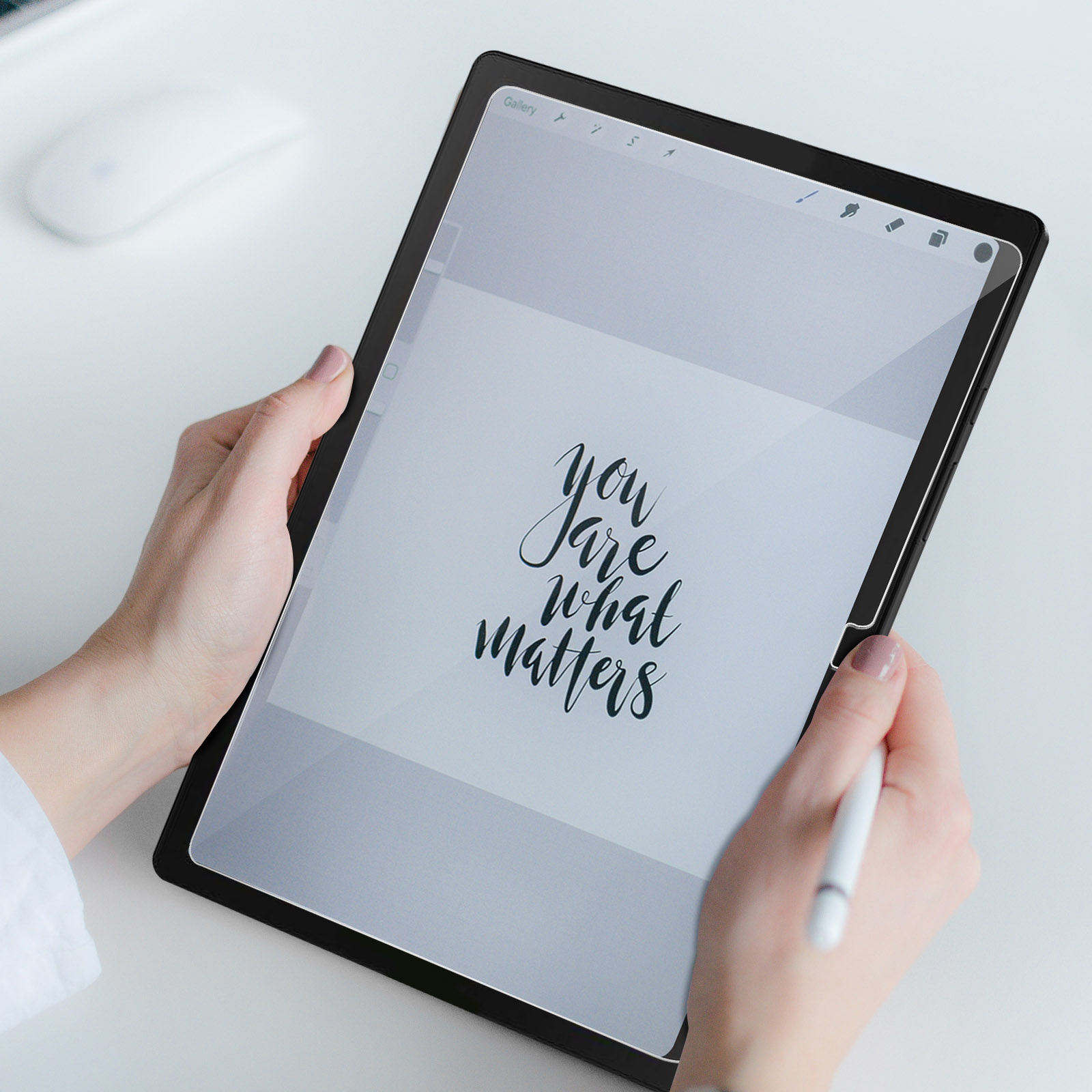 Mains tenant une tablette avec les mots 'You are what matters'.