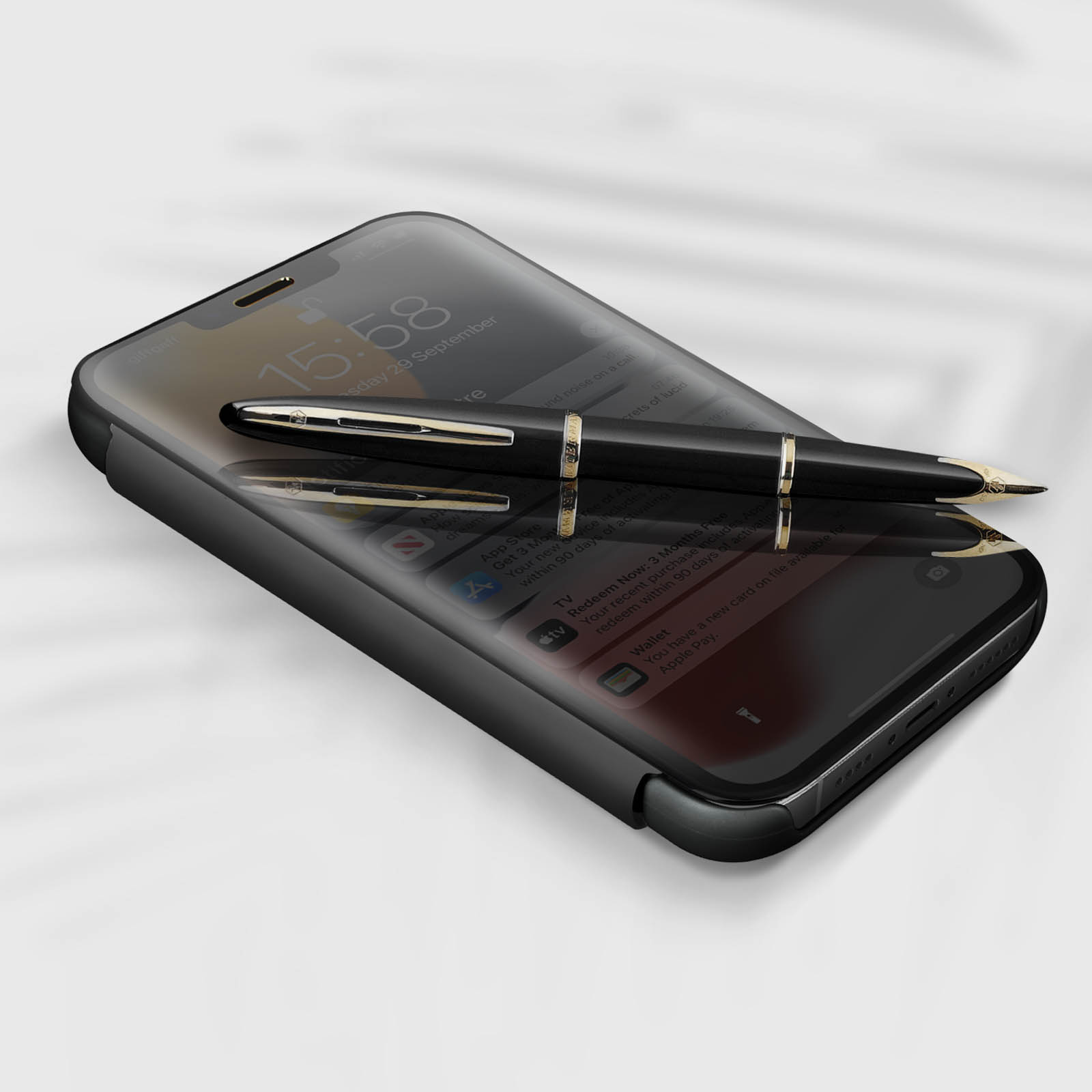 Un telefono con una penna sopra, che mostra una schermata di blocco con l'ora. Lo sfondo è sfocato.