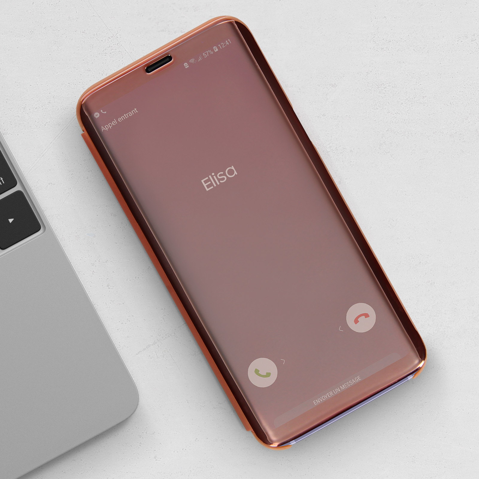 Schermo del telefono che mostra una chiamata da Elisa. Custodia oro rosa, sfondo grigio.