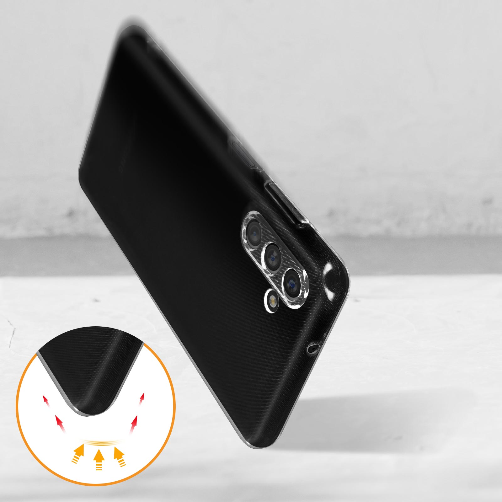 Custodia nera per telefono con design di protezione dagli impatti su sfondo bianco. Il telefono è inclinato.