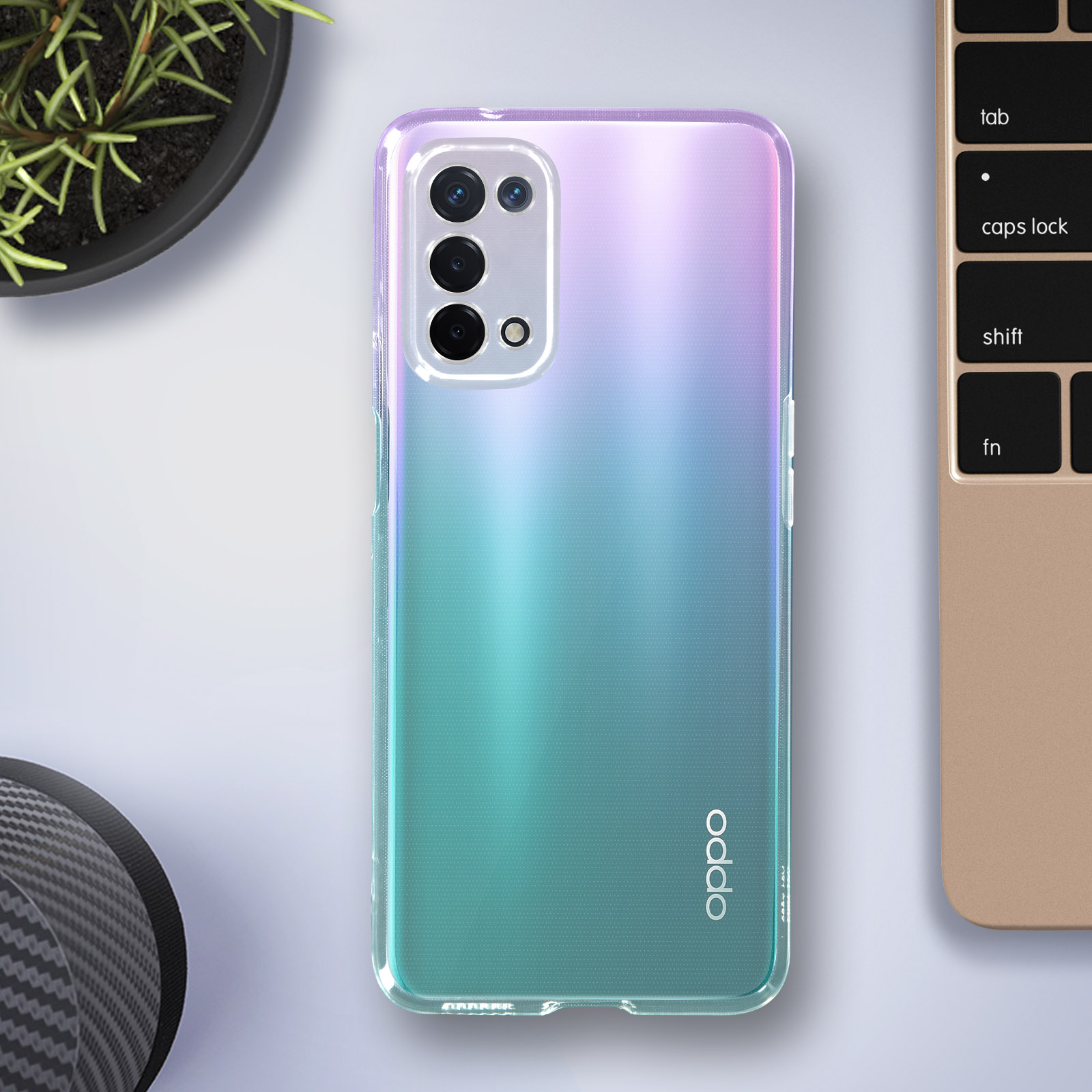 Oppo-Telefon in einer transparenten Hülle auf einem Schreibtisch. Tastatur und Pflanze sichtbar. Farbverlauf.