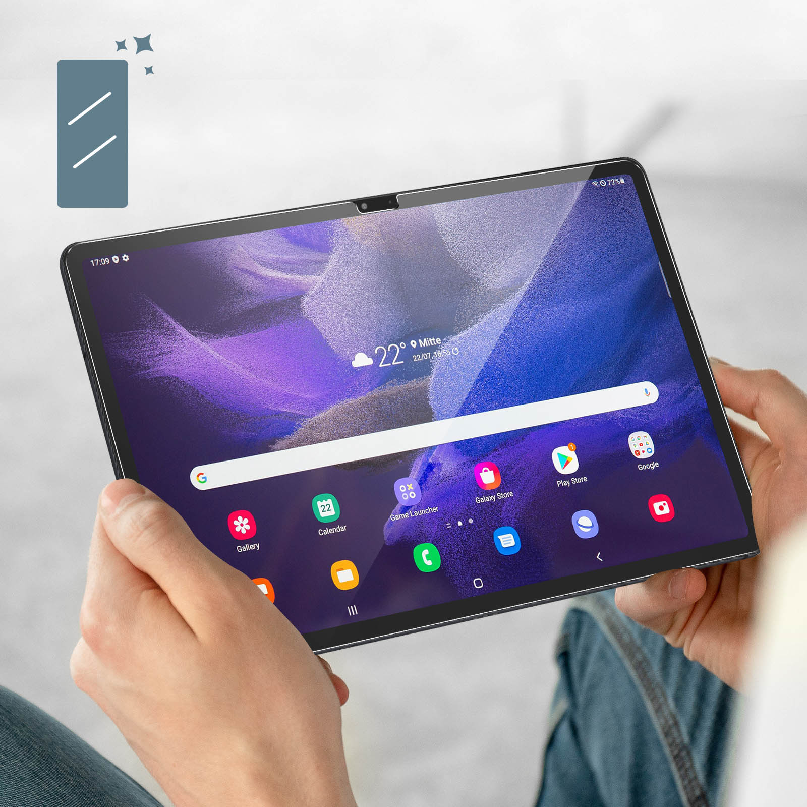 Een tablet vastgehouden door handen, met een startscherm met app-pictogrammen.