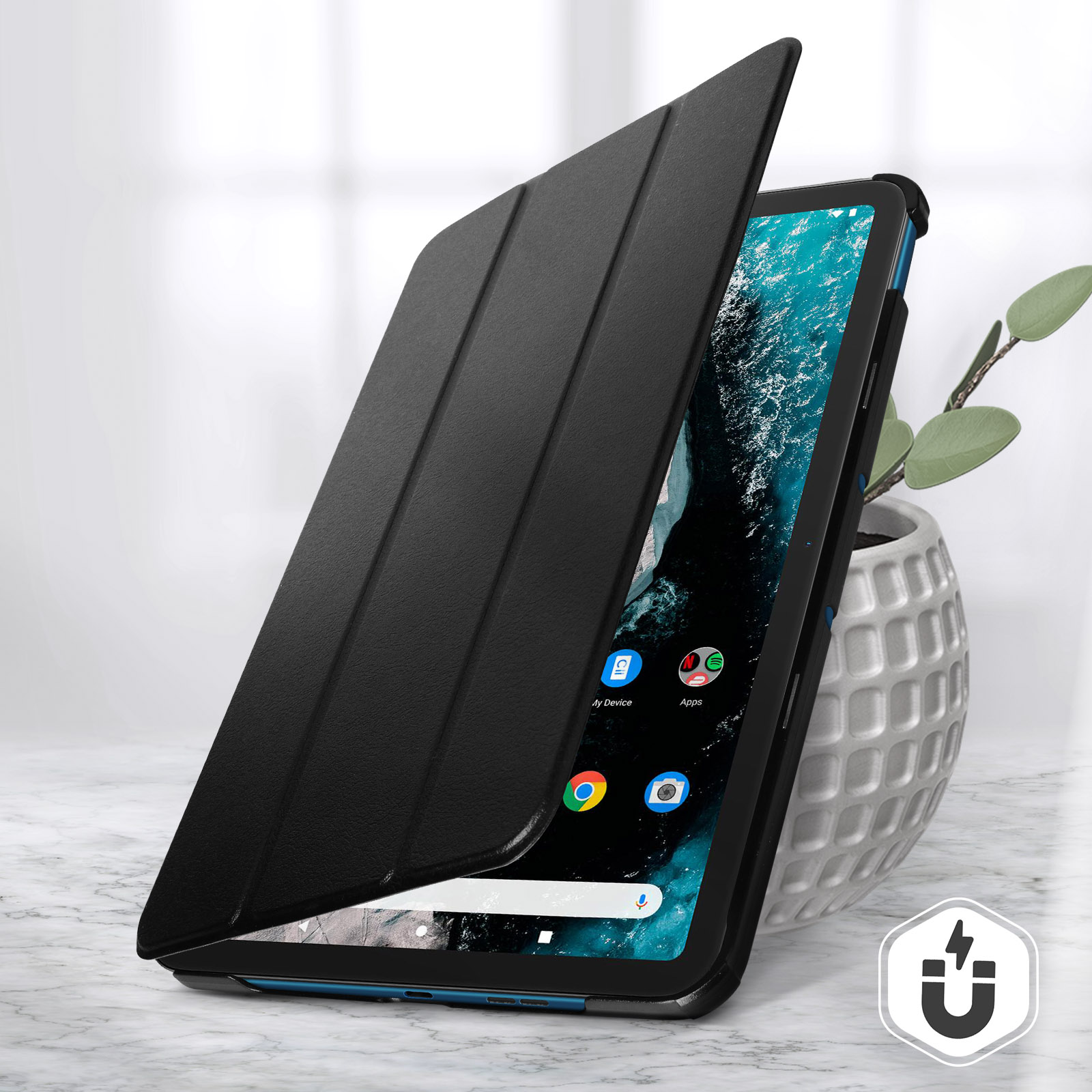 Custodia per tablet nera, aperta. Lo schermo mostra le icone delle app. La custodia e il tablet sono su una superficie simile al marmo.
