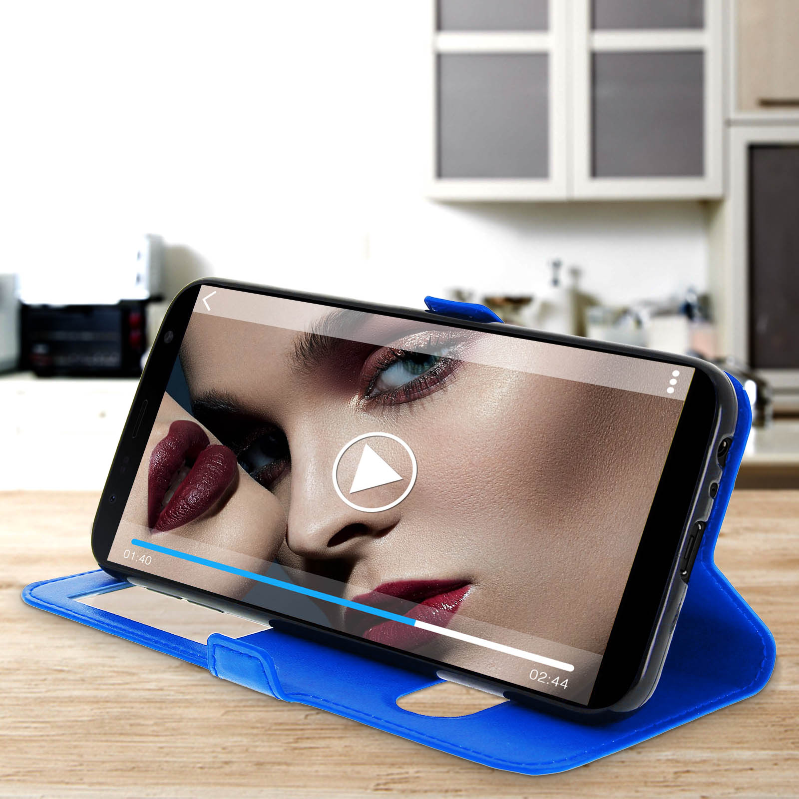 Schwarzes Smartphone in blauem Folio-Case zeigt ein Video mit einem Frauen-Gesicht, rote Lippen.