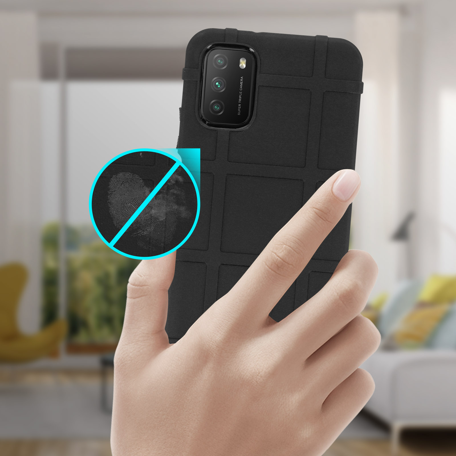 Mano che tiene un telefono nero con custodia. Nessun segno di impronte digitali.