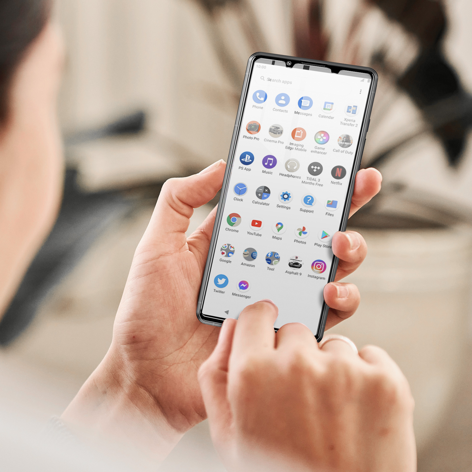 Mano che tiene un telefono, che mostra la schermata iniziale con le icone delle app.