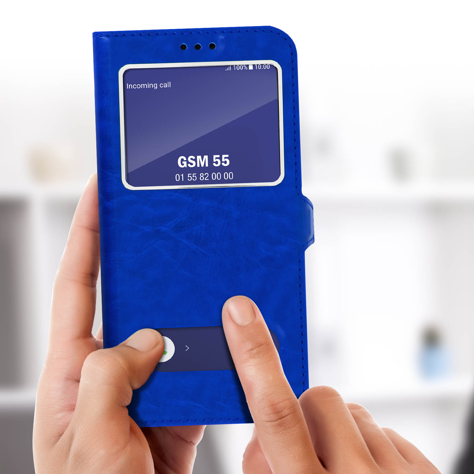 Custodia blu per telefono con schermo che mostra una chiamata in arrivo. Una mano tocca lo schermo.