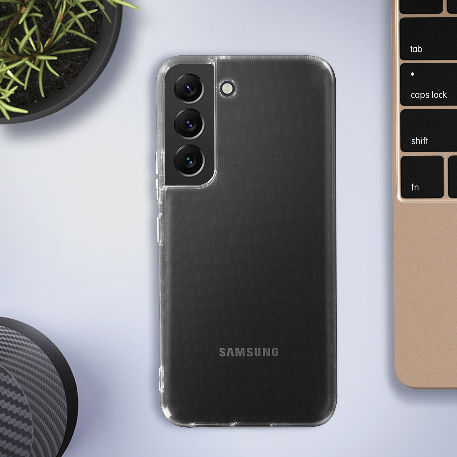 Telefono Samsung in una custodia trasparente su una scrivania con una tastiera. La parte posteriore del telefono è visibile.