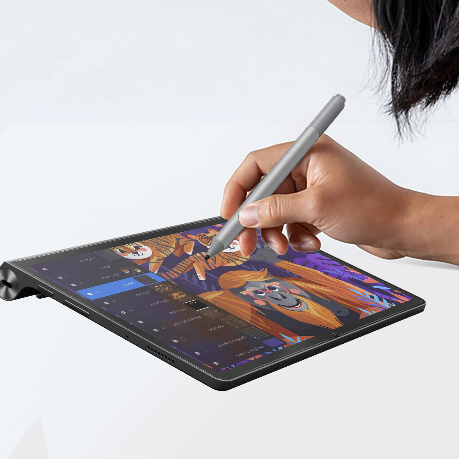 Una persona sta disegnando su un tablet con uno stilo. Lo schermo è visibile.