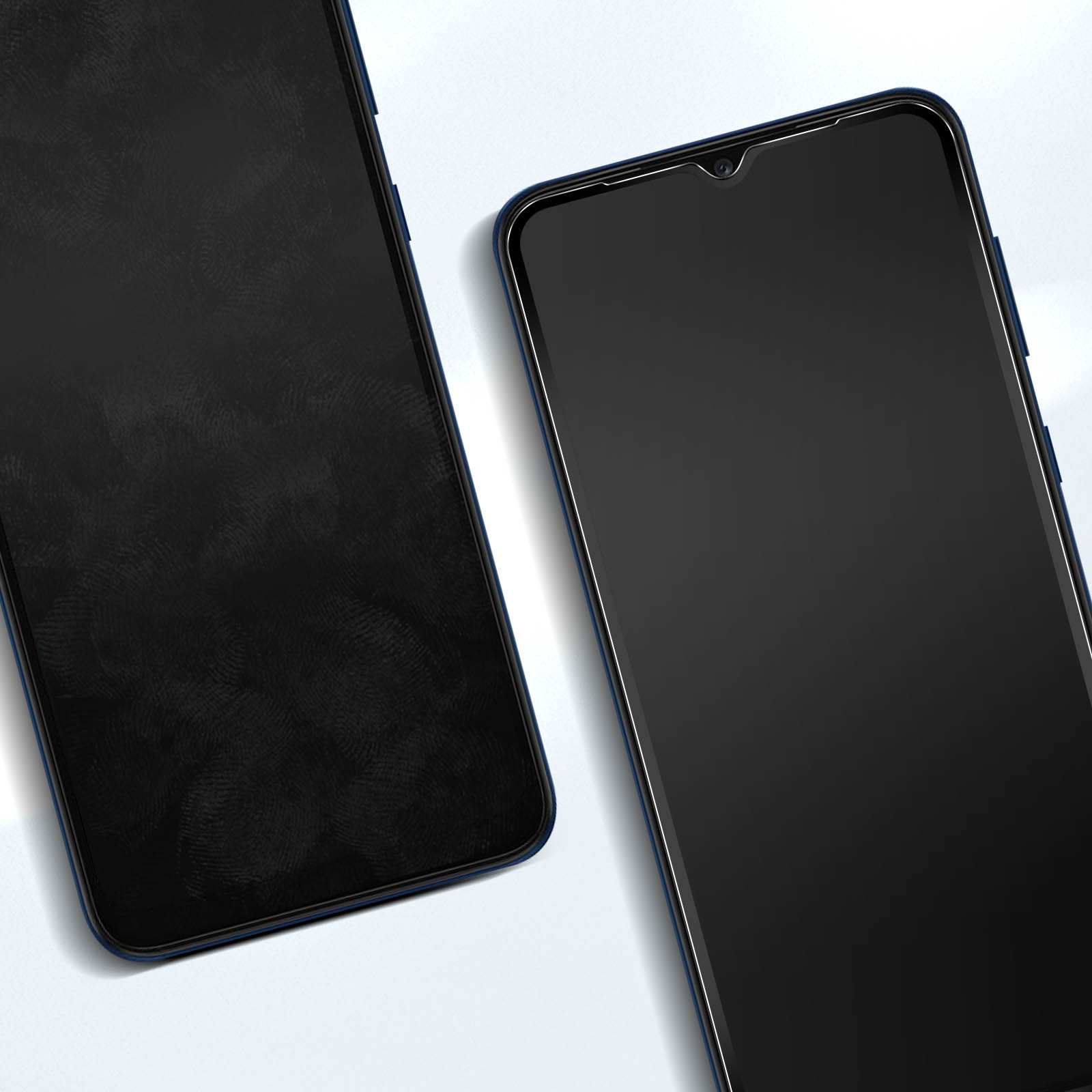 Due telefoni uno accanto all'altro, uno con una protezione per lo schermo. Entrambi hanno schermi neri e bordi blu.