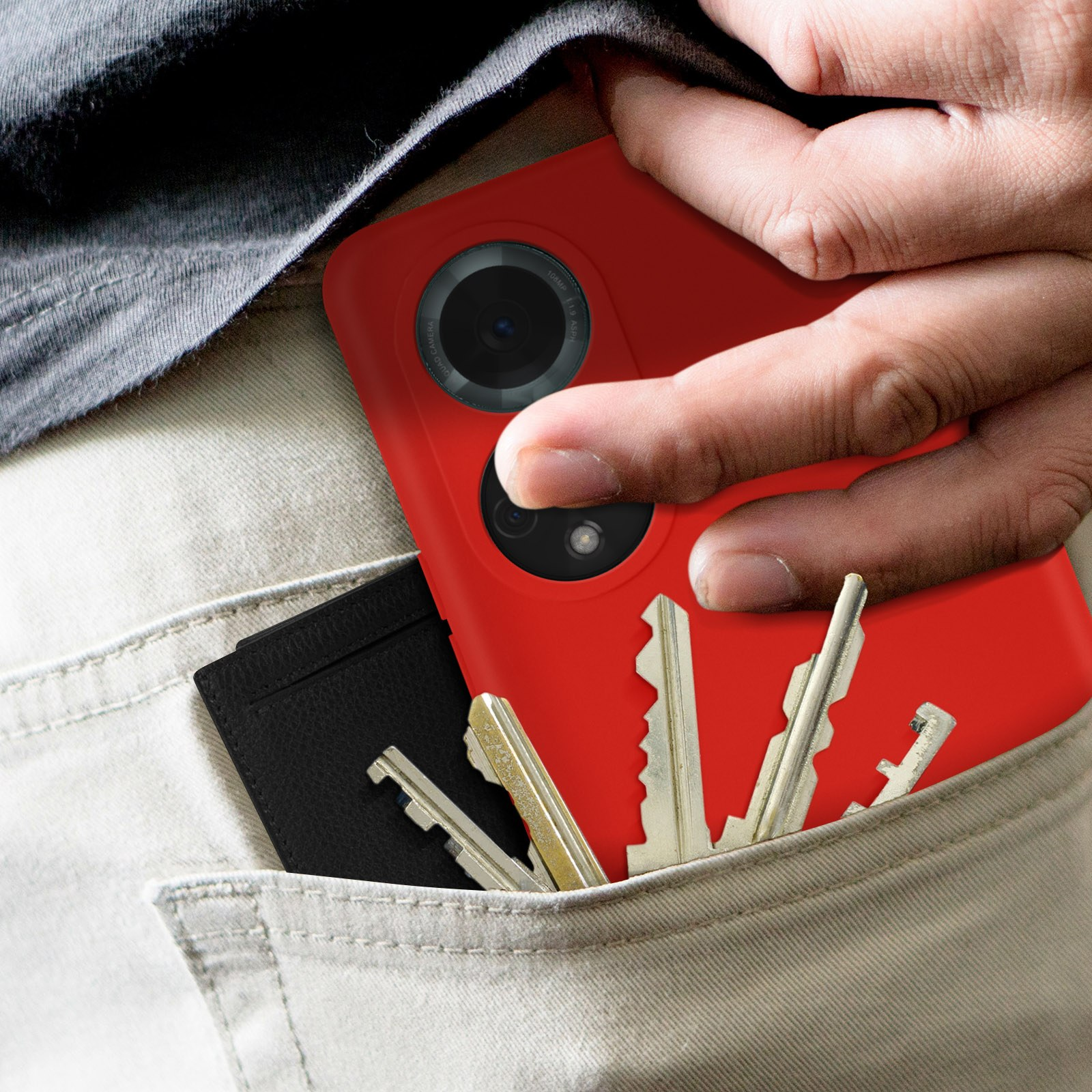 Persona che tiene telefono rosso e portafoglio nero in tasca. Chiavi visibili.