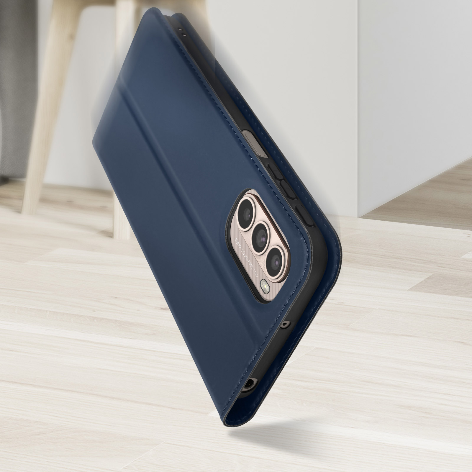 Una custodia per telefono blu su un pavimento in legno, con la fotocamera del telefono visibile, leggermente angolata.