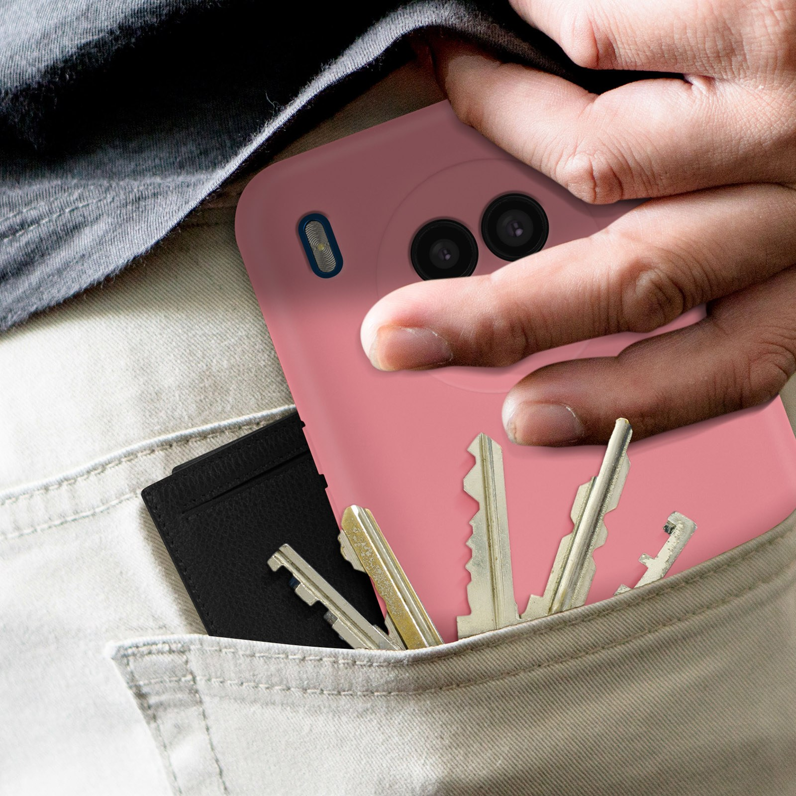 Hand in een zak met sleutels en een roze telefoonhoesje, met een zwarte kaarthouder.