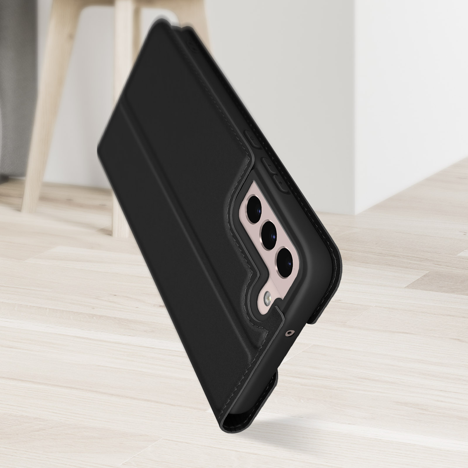 Telefono nero in custodia di pelle nera.
