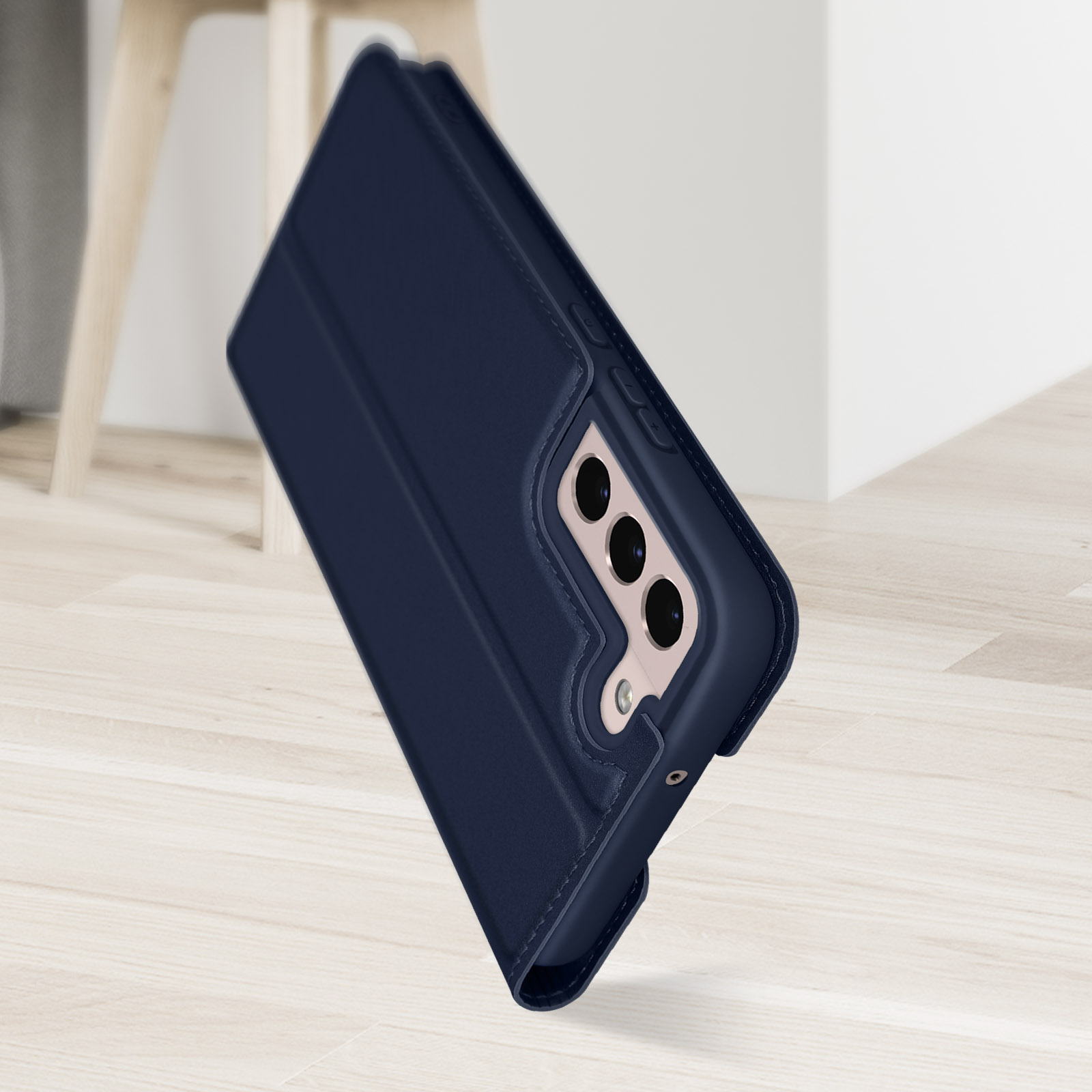 Una custodia per telefono blu, in posizione verticale. La custodia è chiusa.