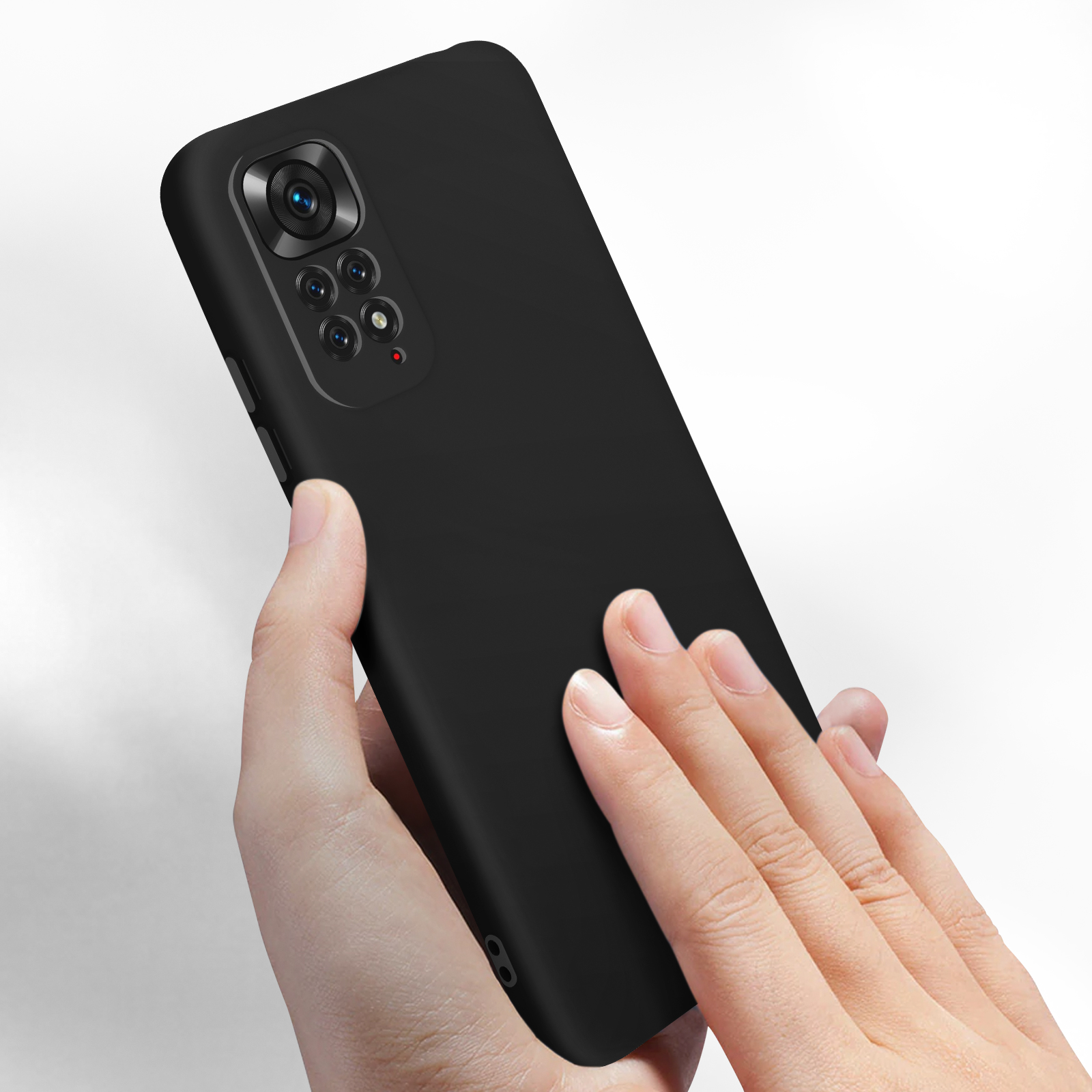 Een hand die een zwarte telefoon vasthoudt. De telefoon heeft een zwarte hoes. Hij heeft drie camera's.