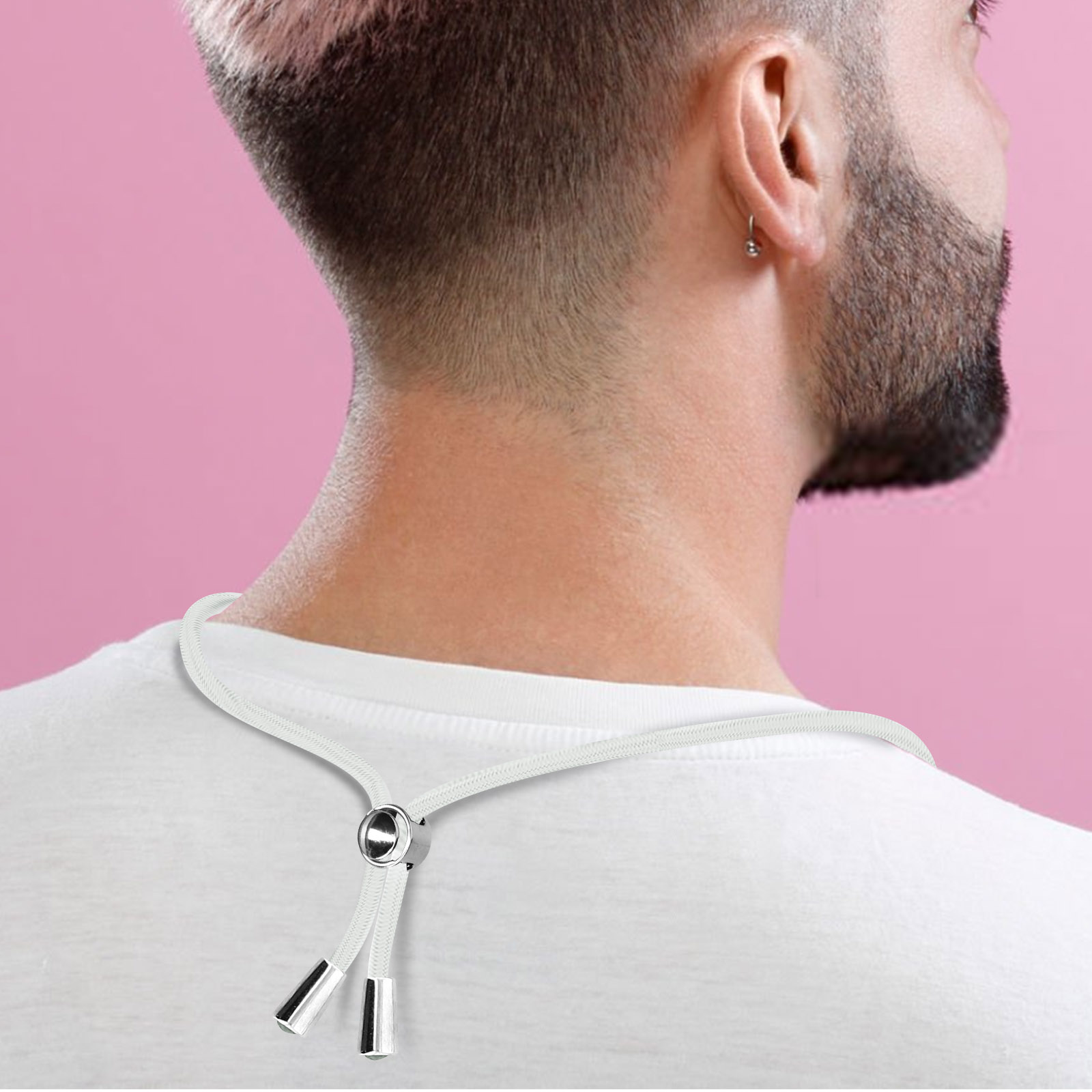 Uomo in maglietta bianca con collana con accenti argentati.