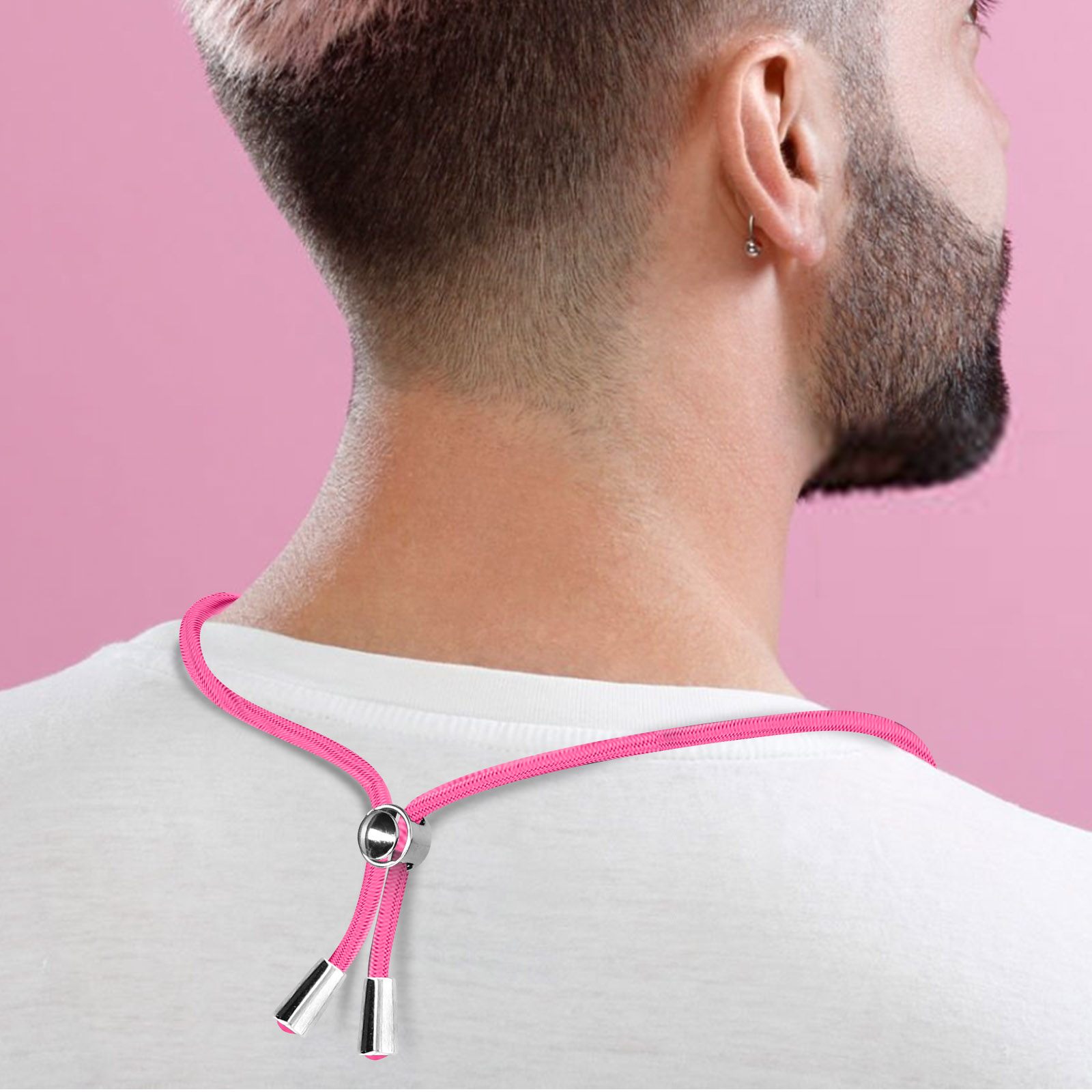 Schiena di uomo con laccetto rosa. Camicia bianca, sfondo rosa.
