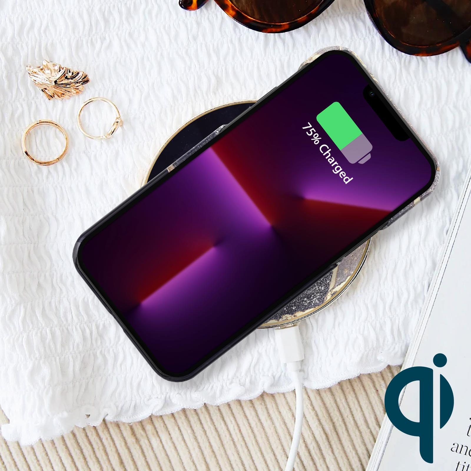 Kablosuz şarj cihazında şarj olan telefon, %75 şarjı gösteriyor, çiçek desenli.
