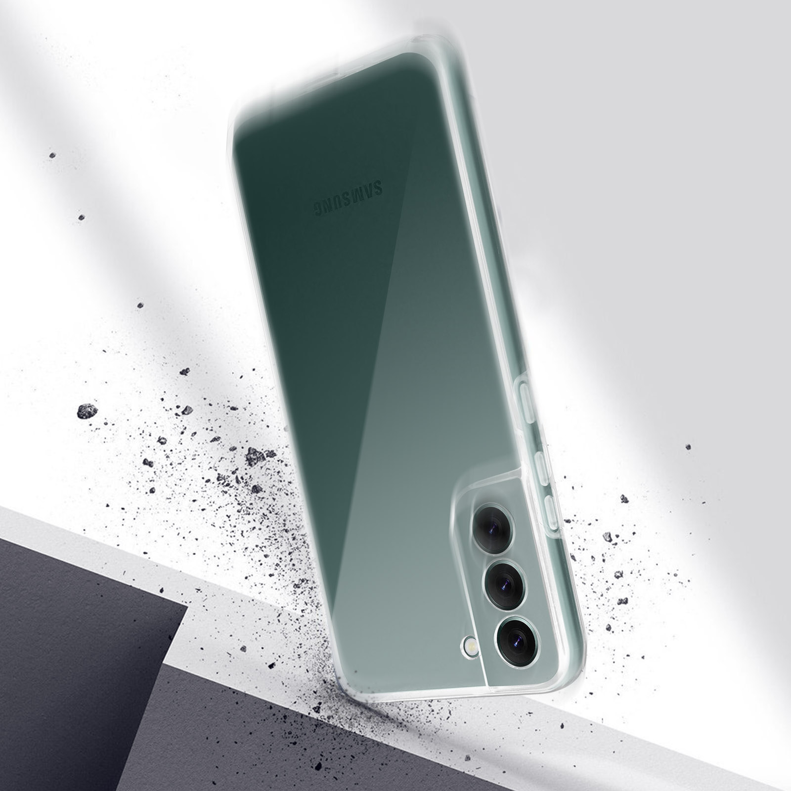 Un téléphone dans une coque transparente, avec une caméra. Le téléphone est incliné avec des débris autour.