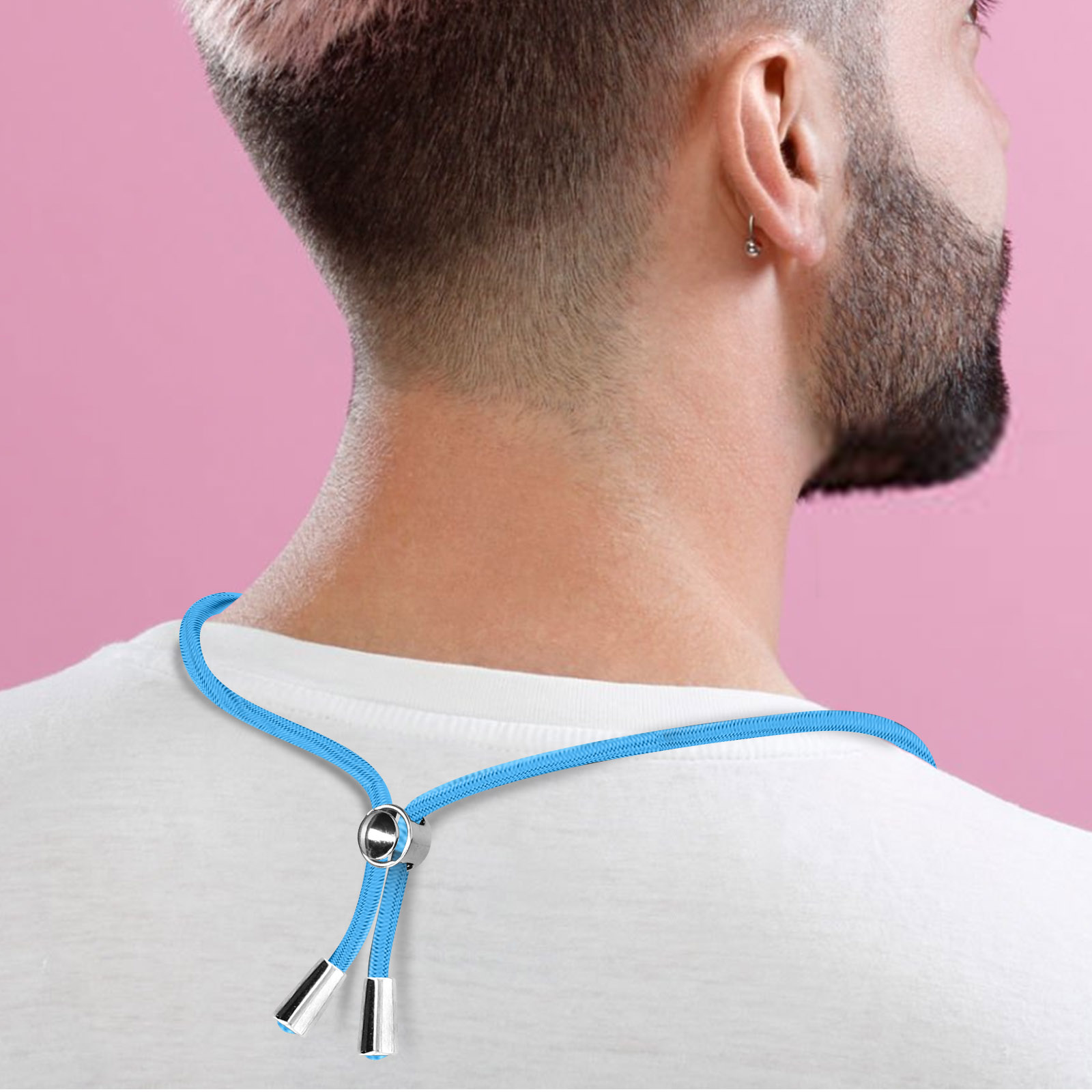 Uomo con cordino blu e terminali argentati su t-shirt bianca, sfondo rosa.