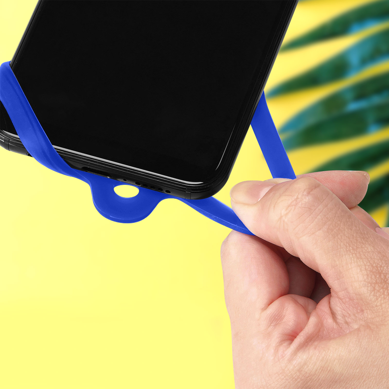 Una mano tiene un cinturino blu avvolto attorno allo schermo di uno smartphone nero.
