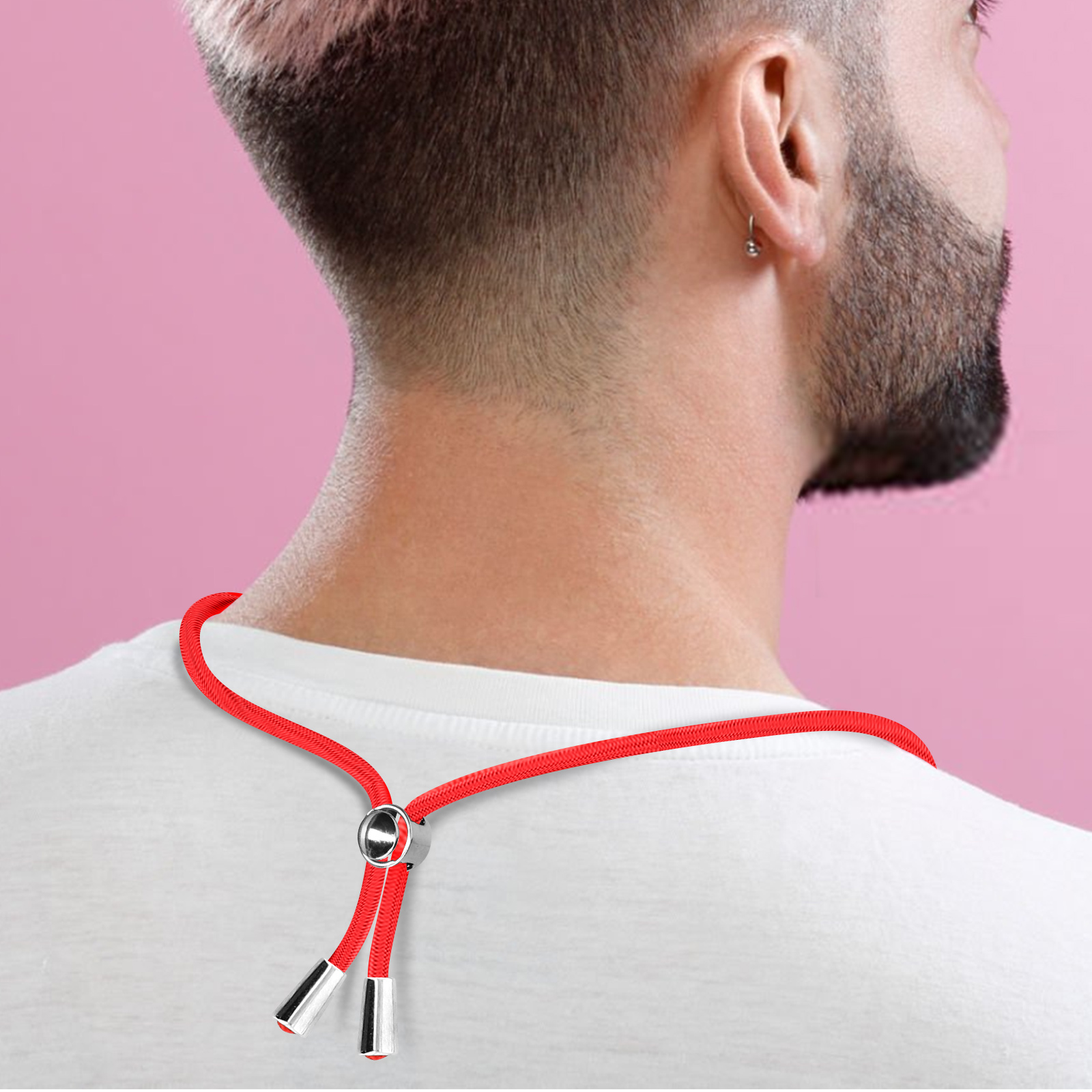 Un uomo con una collana di corda rossa con estremità metalliche intorno al collo, visto da dietro.