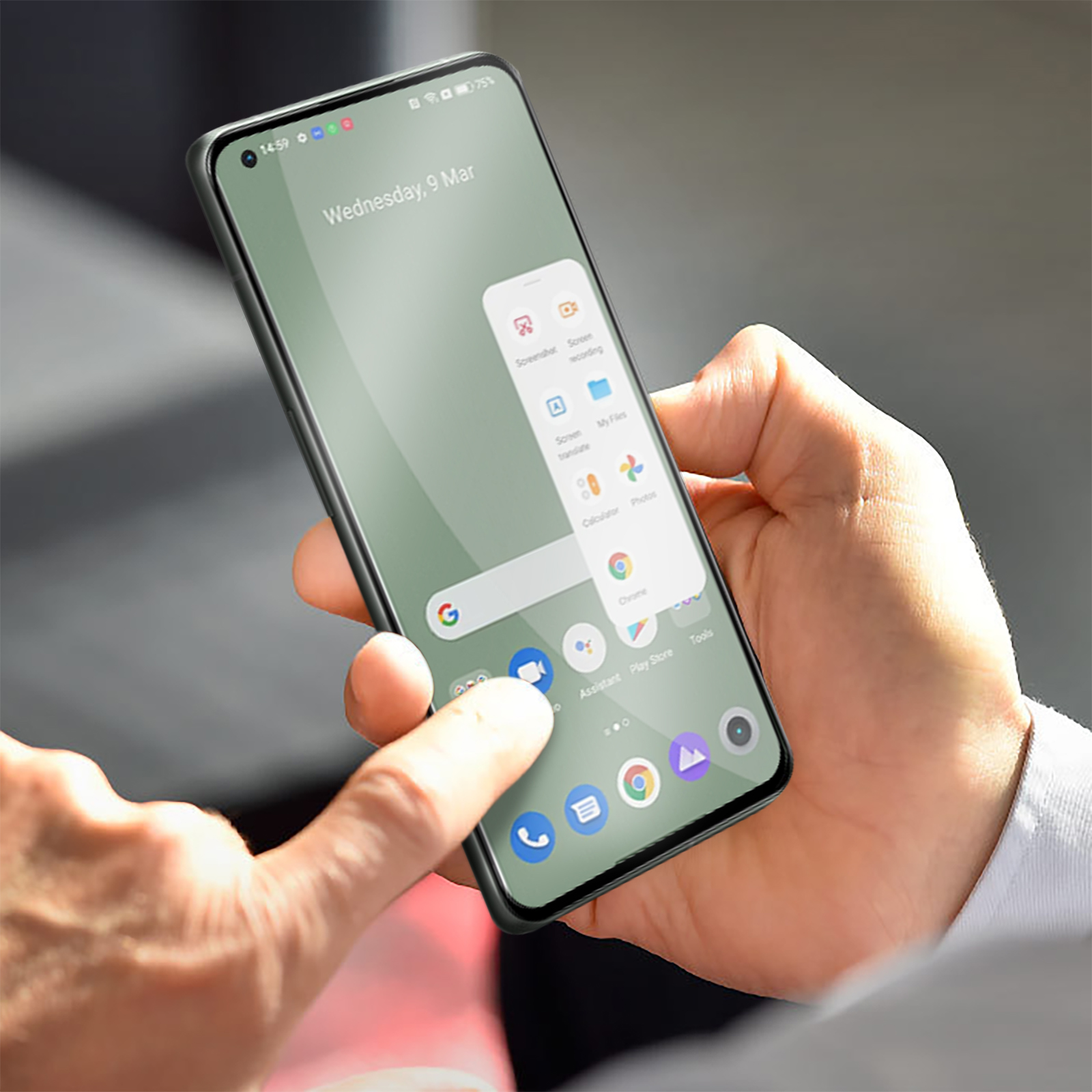 Une main touchant un téléphone avec des icônes d'applications sur l'écran. Le fond est vert clair.