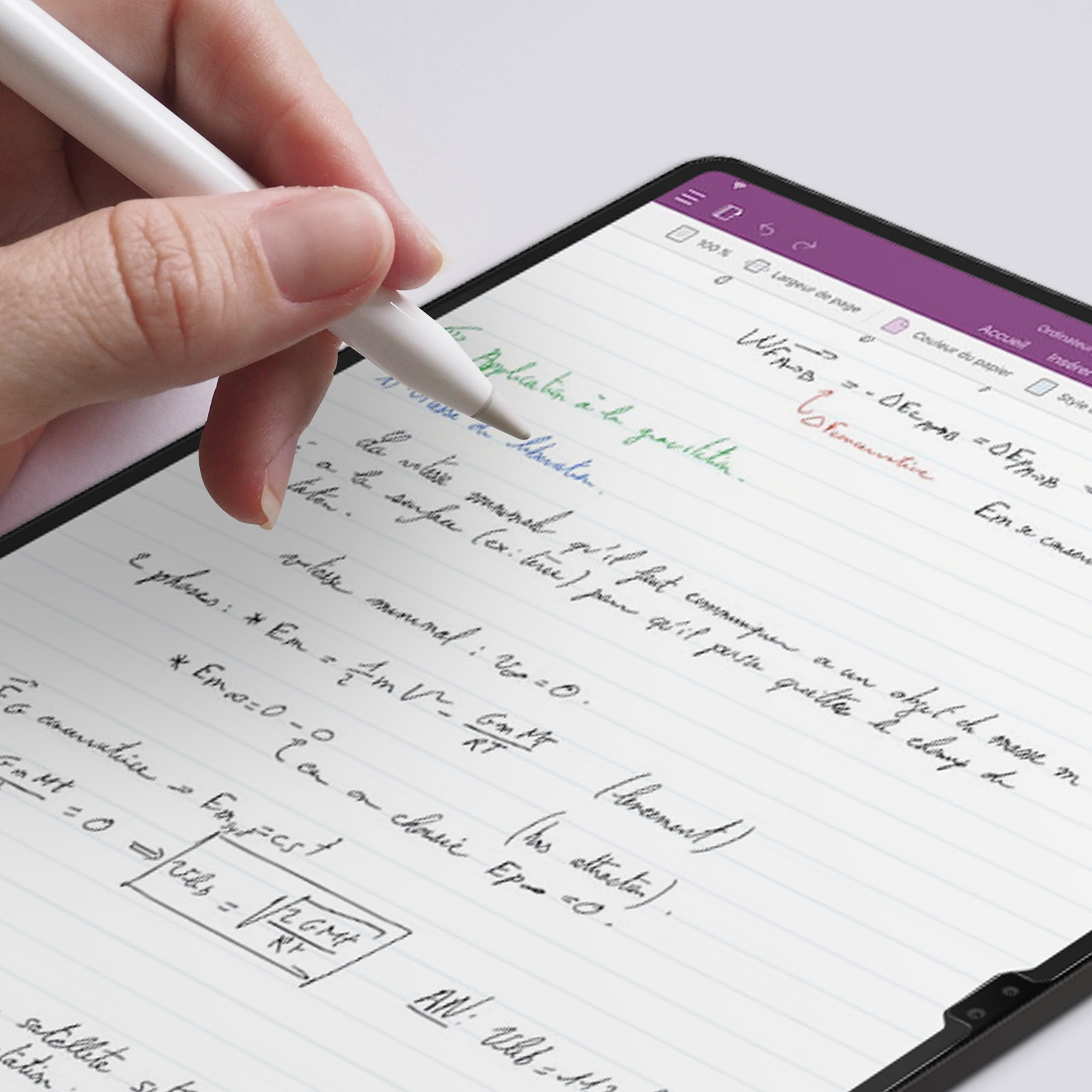 Una mano che scrive formule matematiche sullo schermo di un tablet con uno stilo.