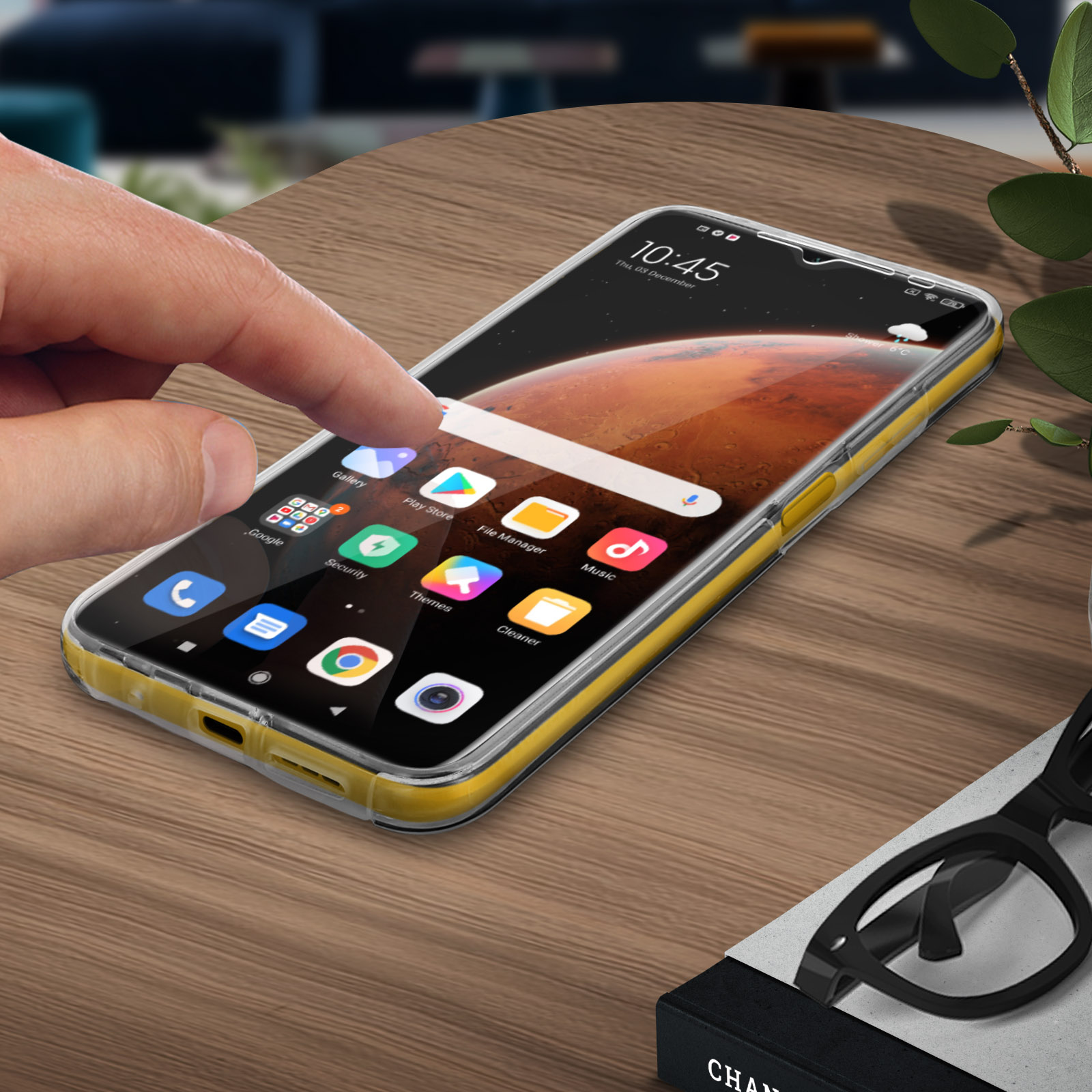 De hand van een persoon raakt een telefoonscherm aan. De telefoon zit in een doorzichtige hoes.
