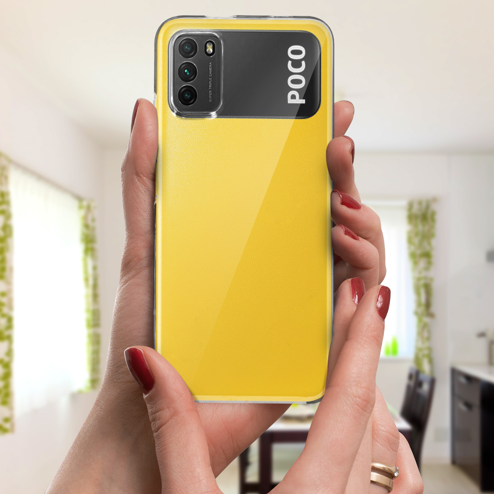 Coque de téléphone jaune avec un téléphone, tenu par des mains.