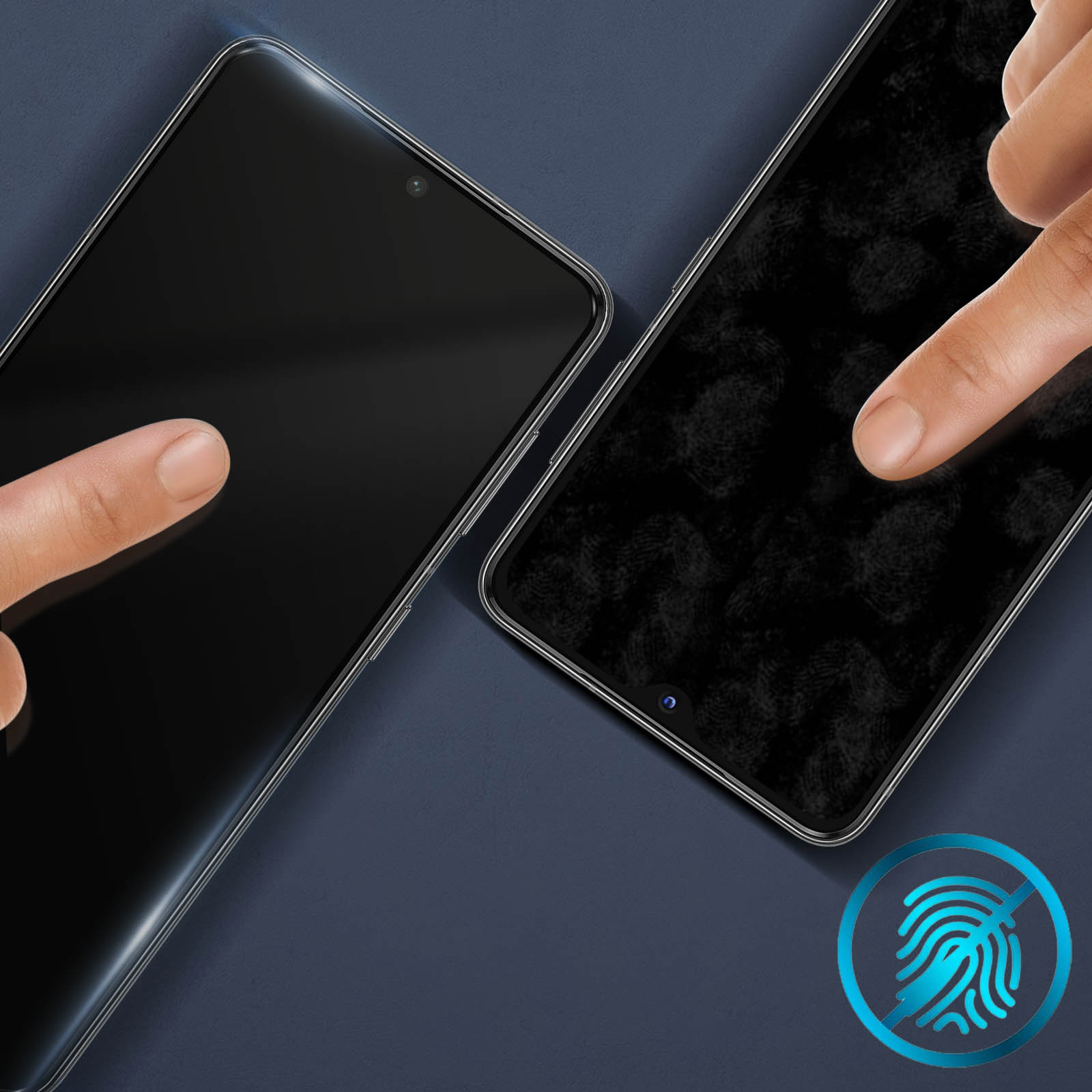 Due smartphone con touchscreen. Dita che toccano gli schermi. Sfondo blu. Icona impronta digitale nell'angolo.