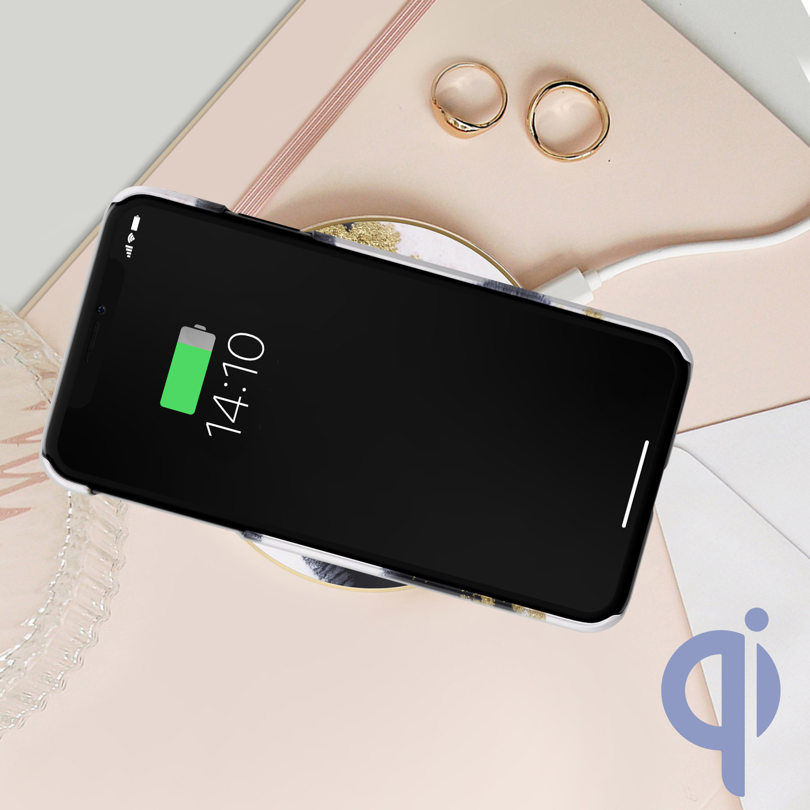 Telefon auf kabellosem Ladegerät. Bildschirm zeigt 14:10 und lädt. Rosa Hintergrund.