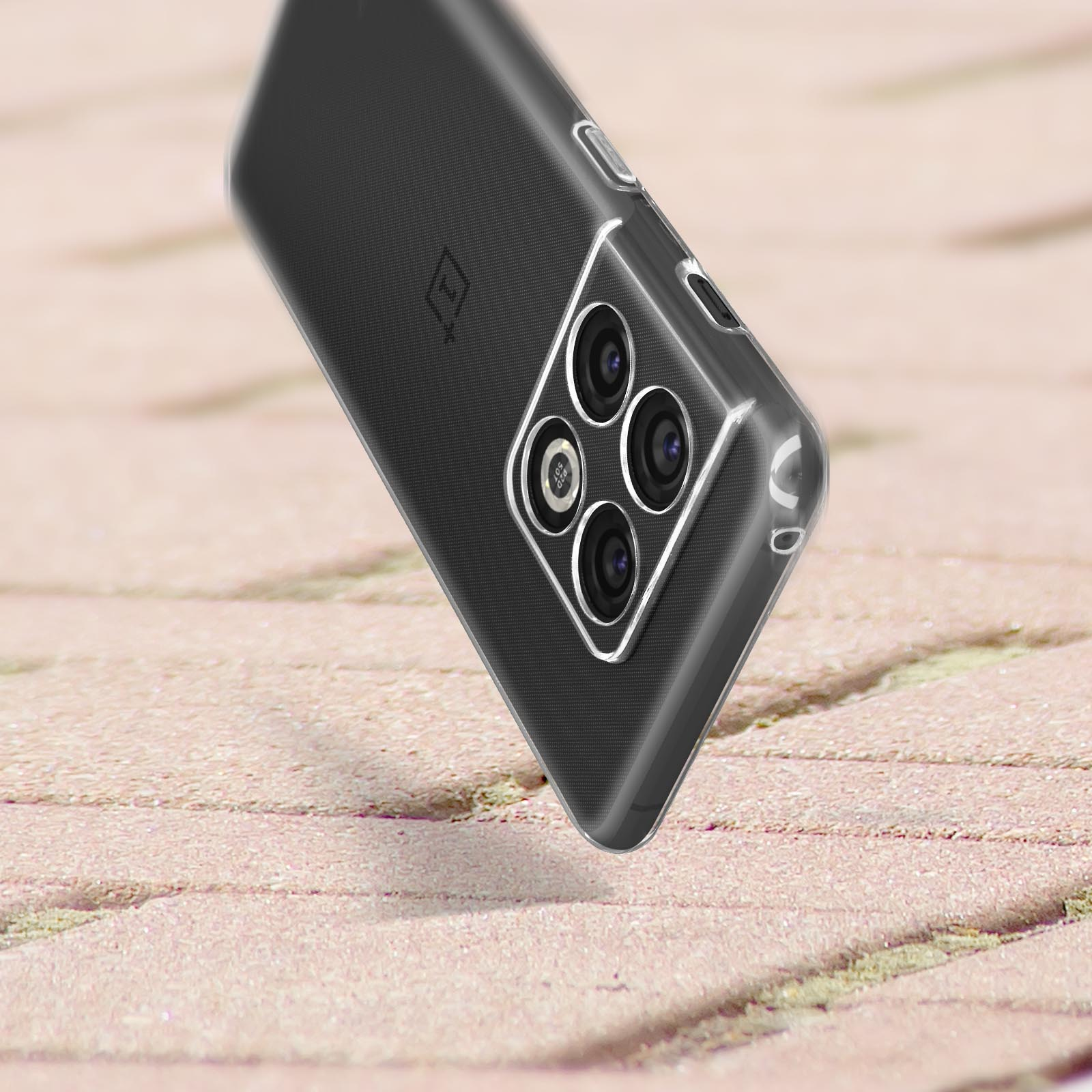 Un telefono con una custodia trasparente che mostra il modulo fotocamera.