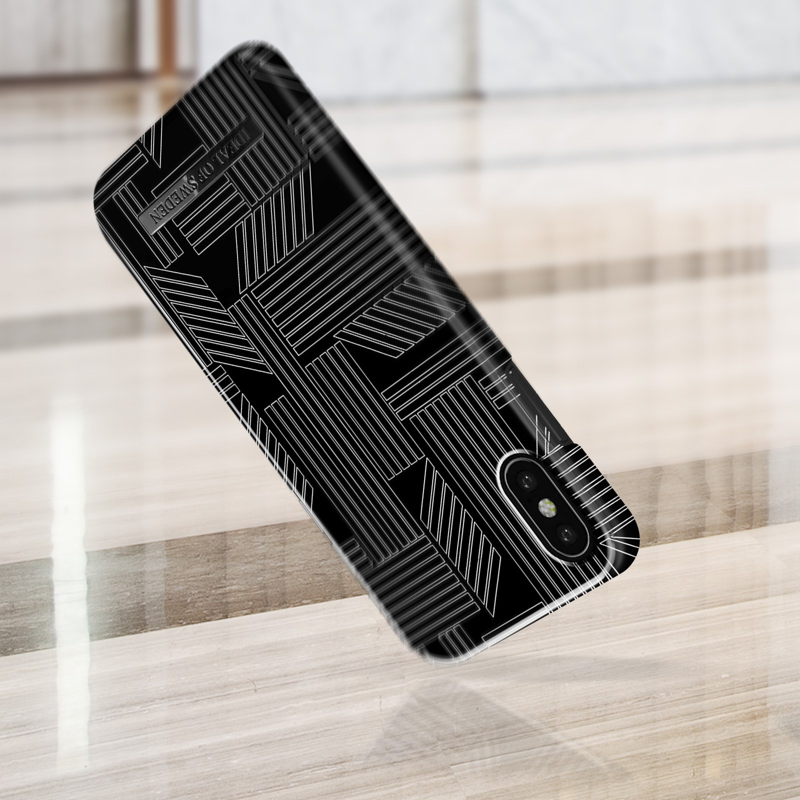 Custodia per telefono nera con motivo geometrico bianco su superficie riflettente.
