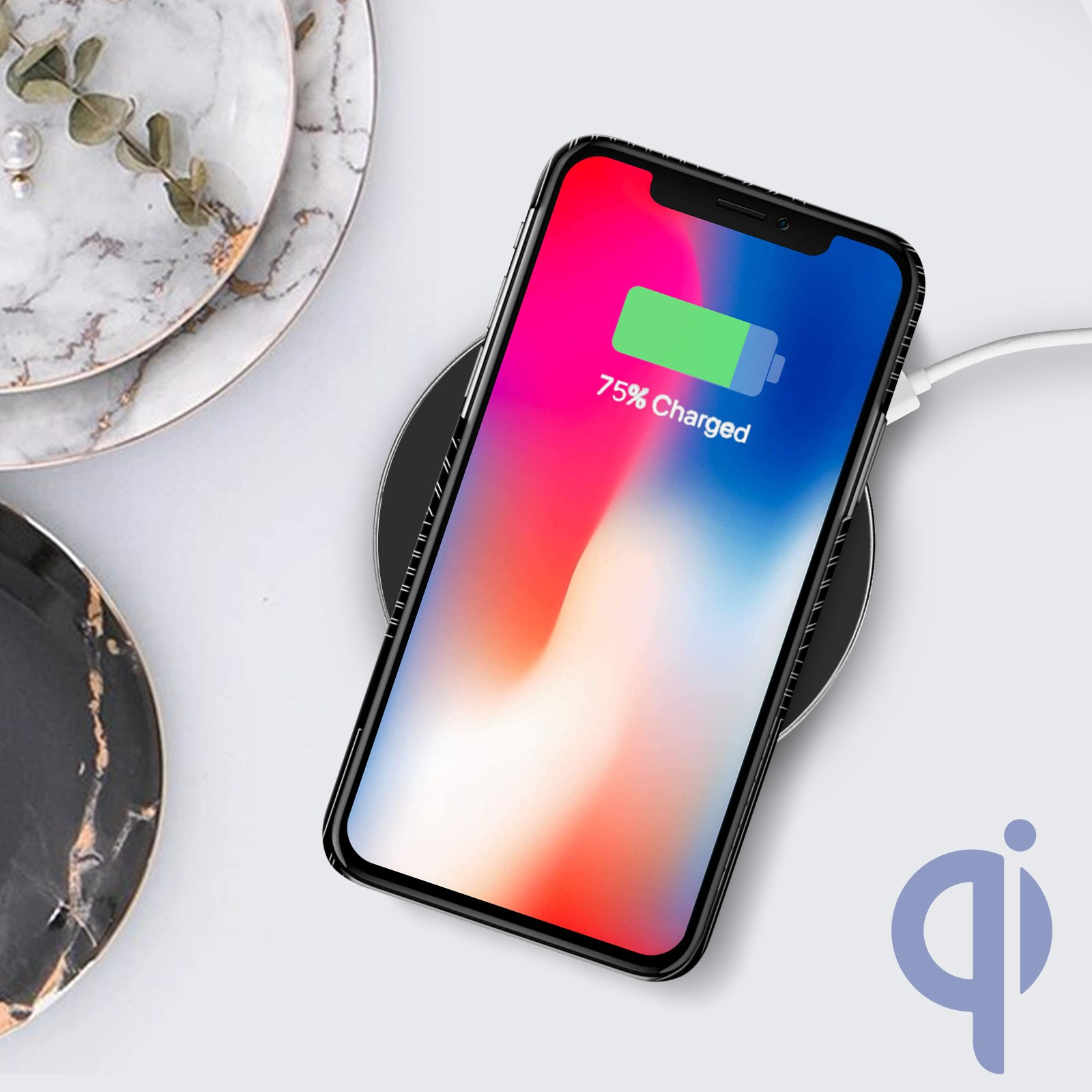 Un telefono su un caricatore wireless. Lo schermo mostra il 75% di carica.