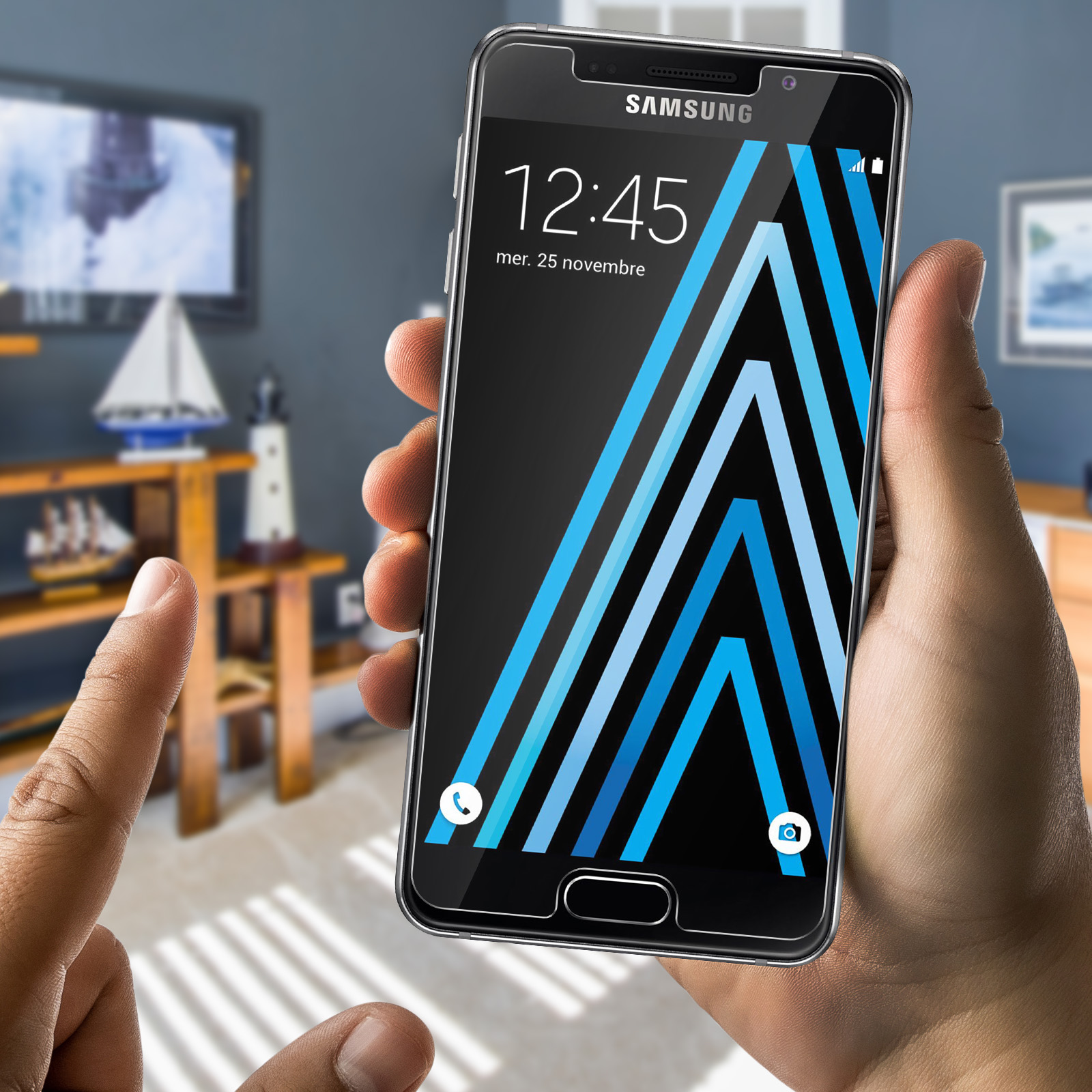 Una mano sostiene un teléfono con la hora y líneas azules sobre un fondo de pared.