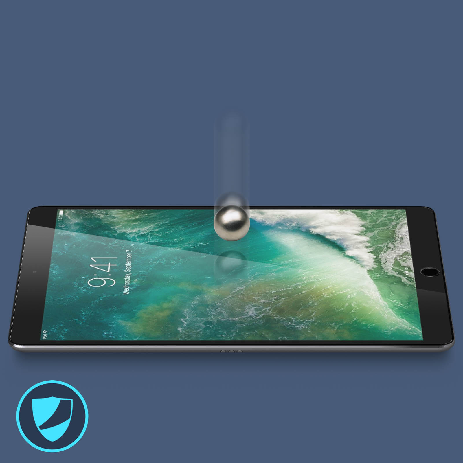 Una palla d'argento sta cadendo su un tablet. Il tablet è contro uno sfondo blu.