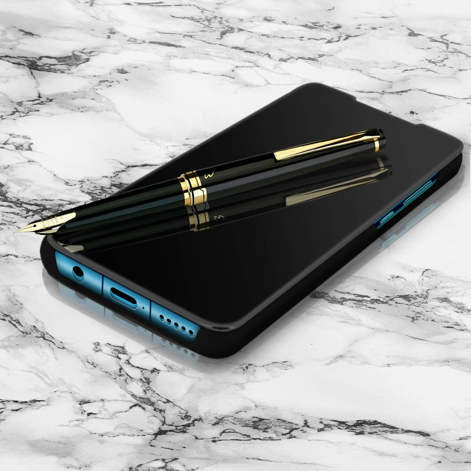 Una custodia nera per telefono con una penna sopra, su una superficie di marmo.