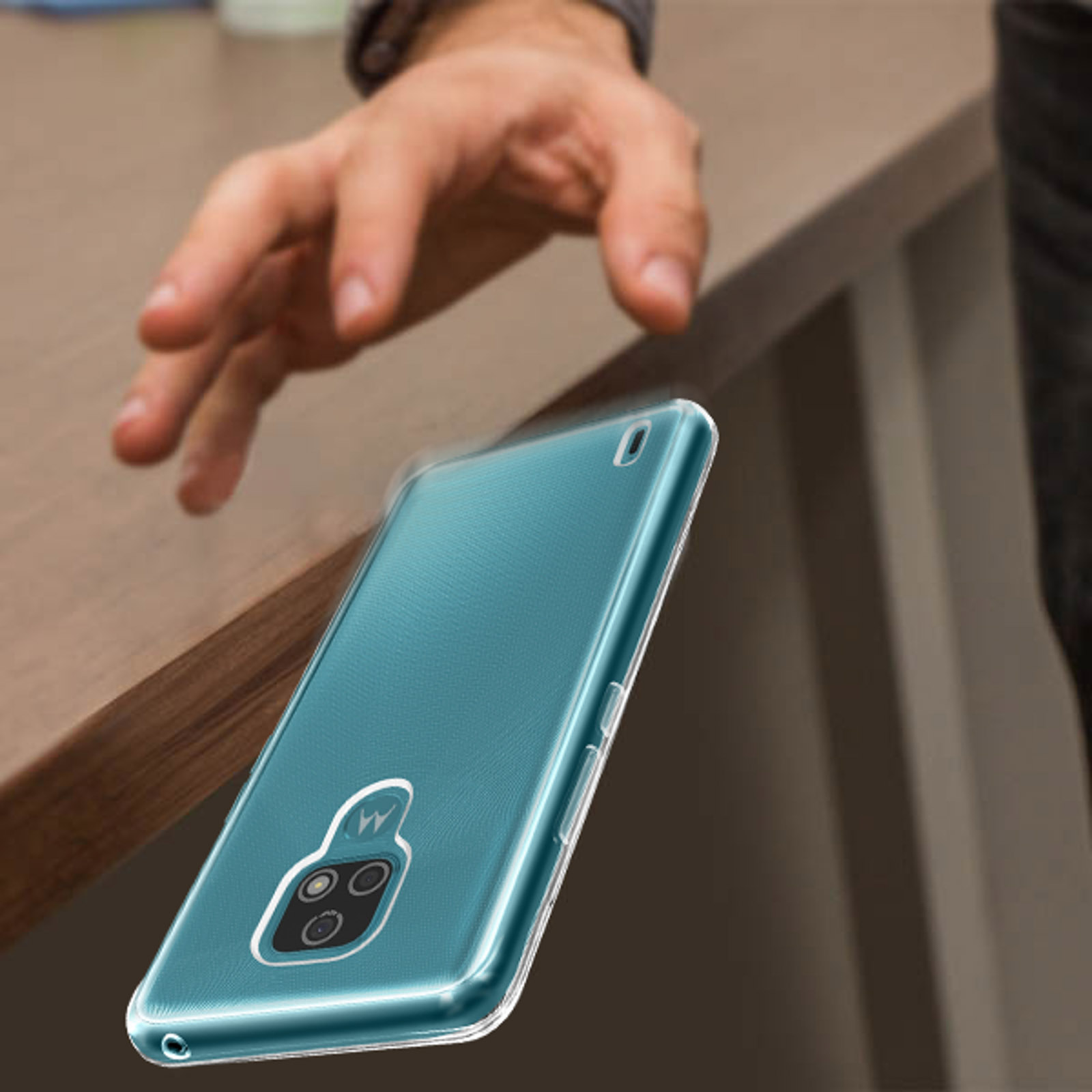 Una mano che lascia cadere una custodia per telefono verde acqua. La custodia ha un logo.