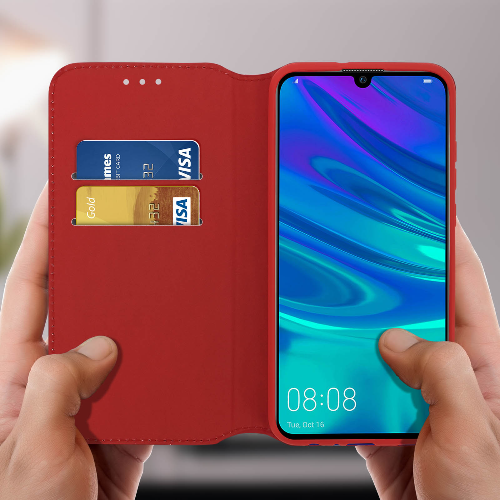 Una custodia rossa aperta, con carte e un telefono che mostra l'ora 08:08.