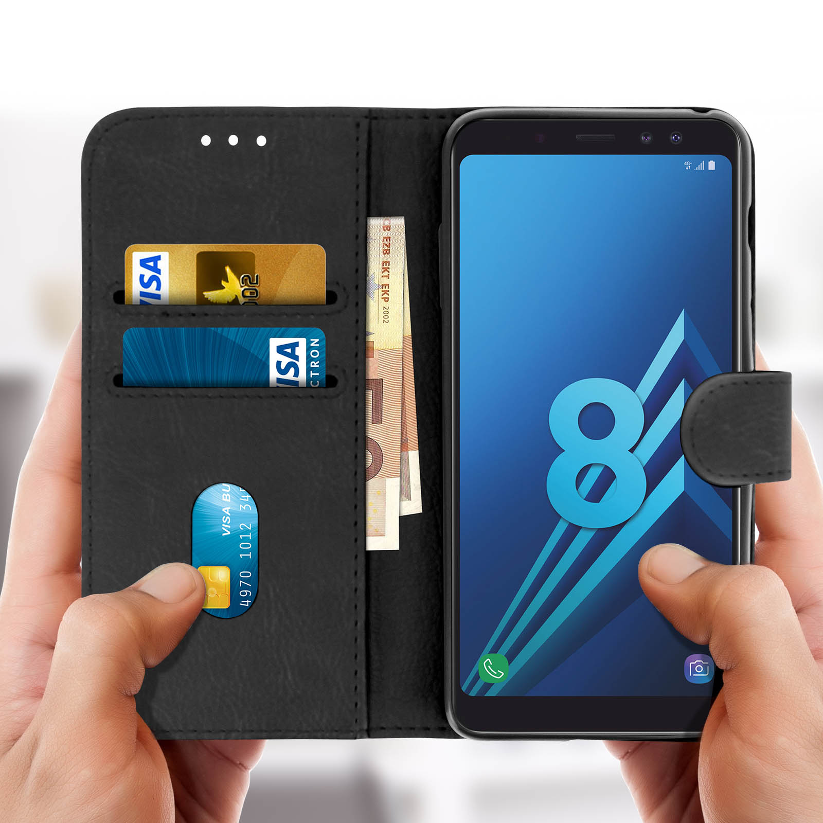 Mani che tengono un telefono all'interno di una custodia a portafoglio nera, con carte di credito e contanti visibili.