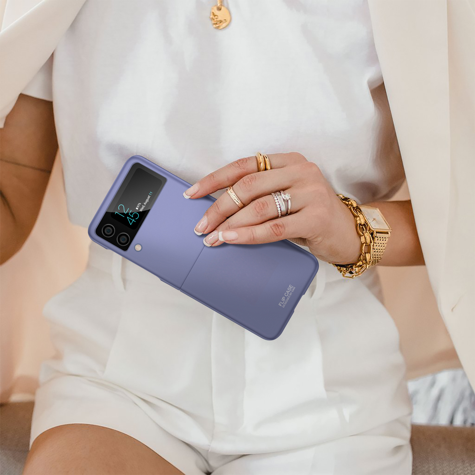 Una persona tiene in mano un telefono viola. Il telefono è aperto e mostra l'ora.