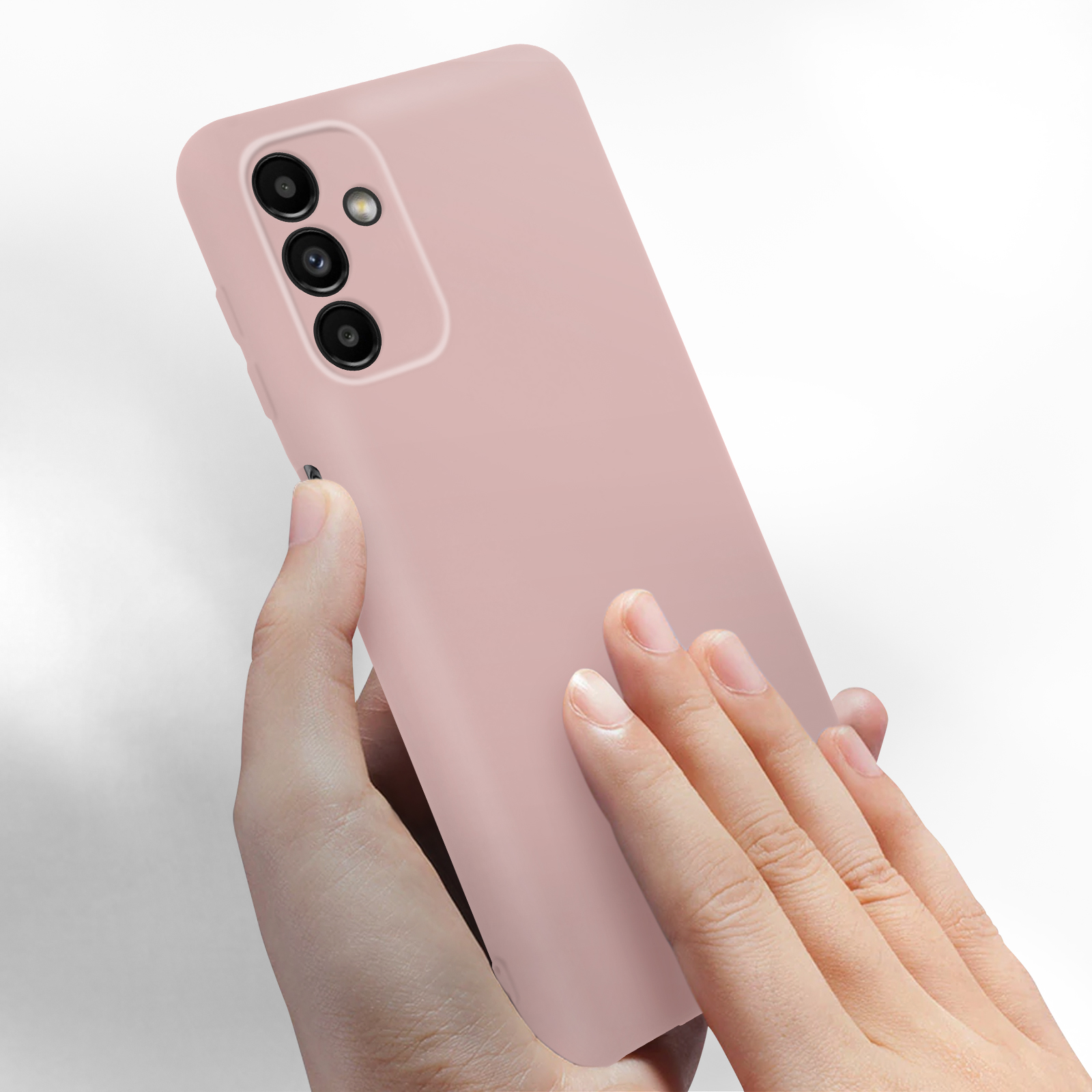 Mano che tiene una custodia rosa. La custodia copre il telefono con fori per fotocamera.