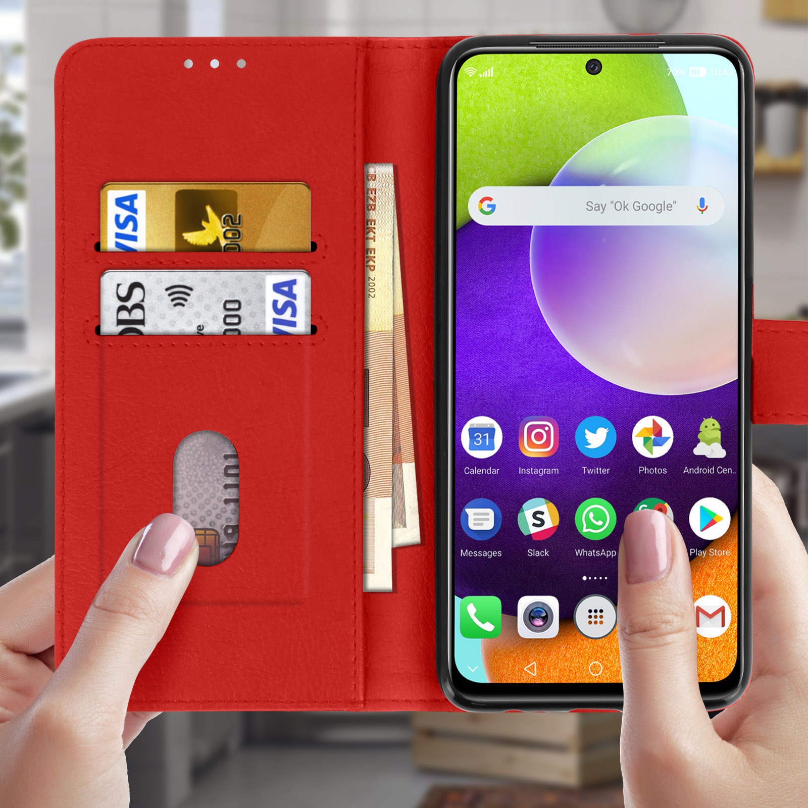 Een persoon houdt een rode telefoonhoes vast met een telefoon erin. De telefoon toont een scherm.