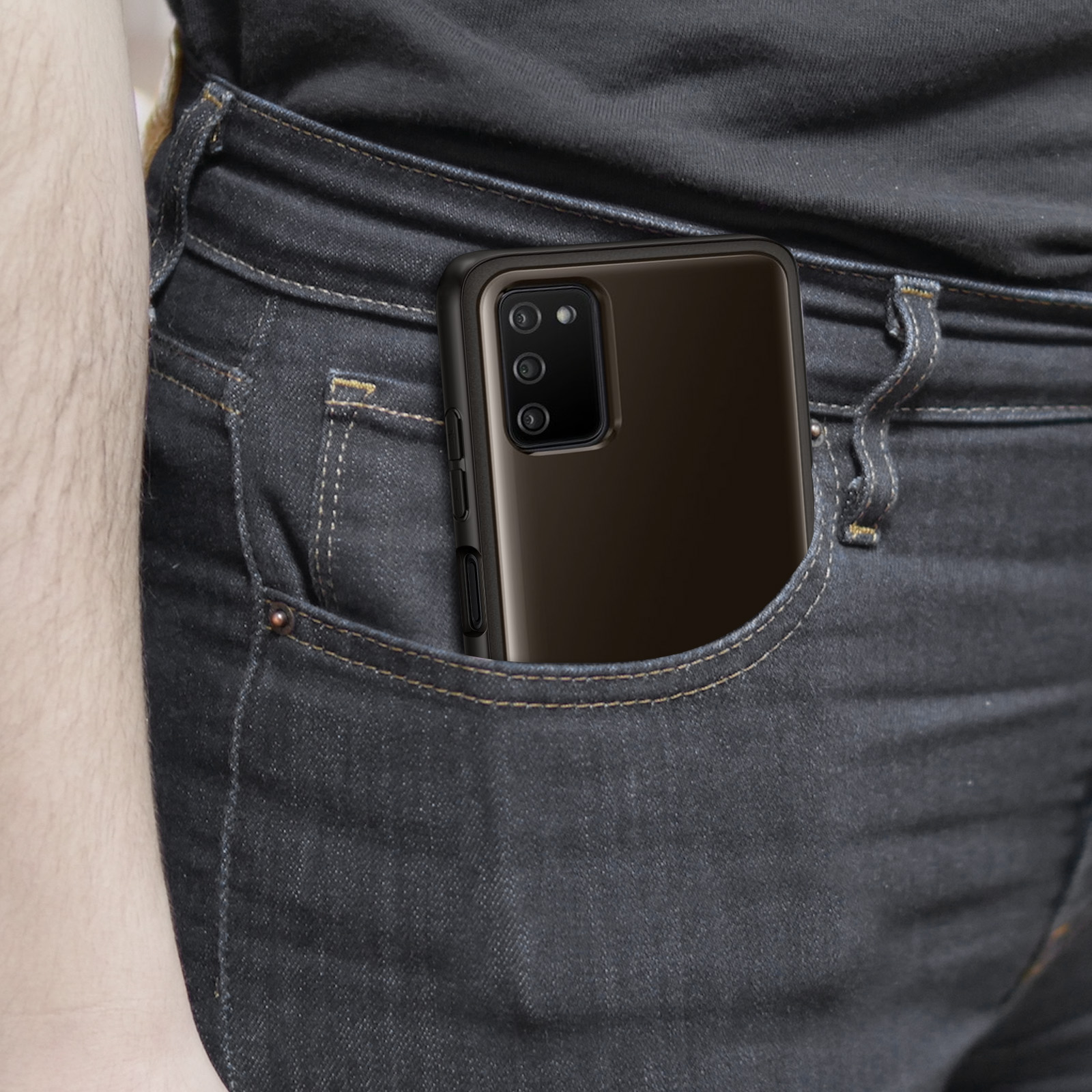 Telefon in schwarzem Case in der Tasche einer dunkelblauen Jeans.